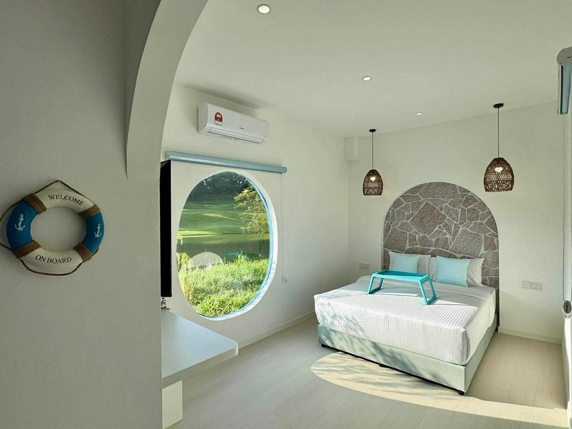 Deluxe Room (2 Adults + 1 Child)