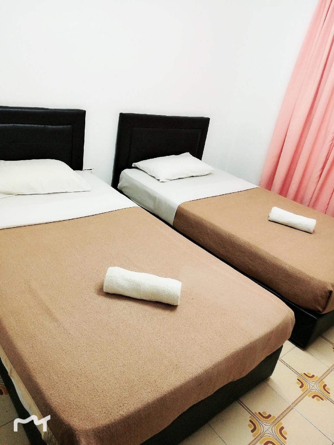 Twin Room (shared bathroom)