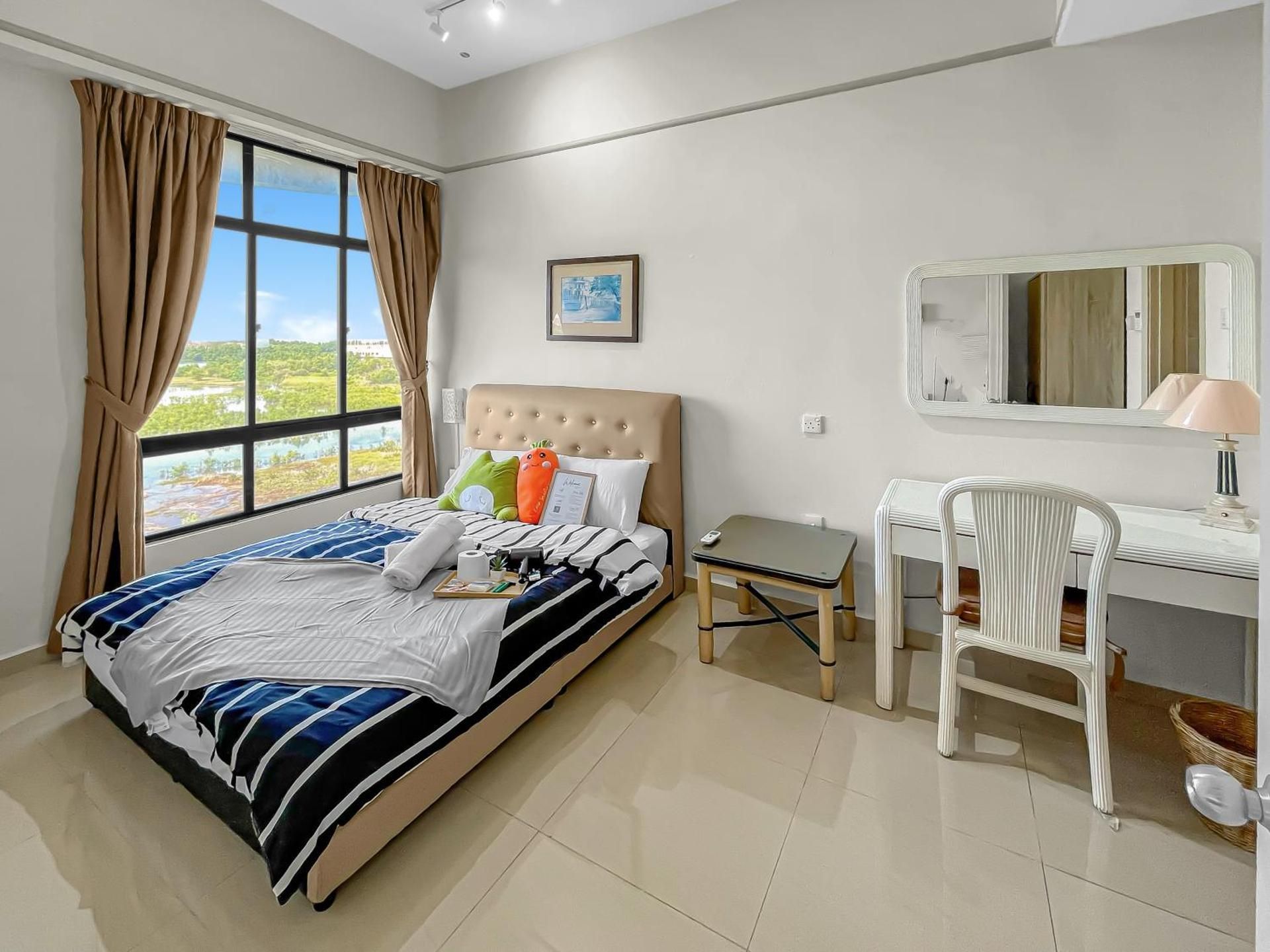 Deluxe Double Room with Side Sea View