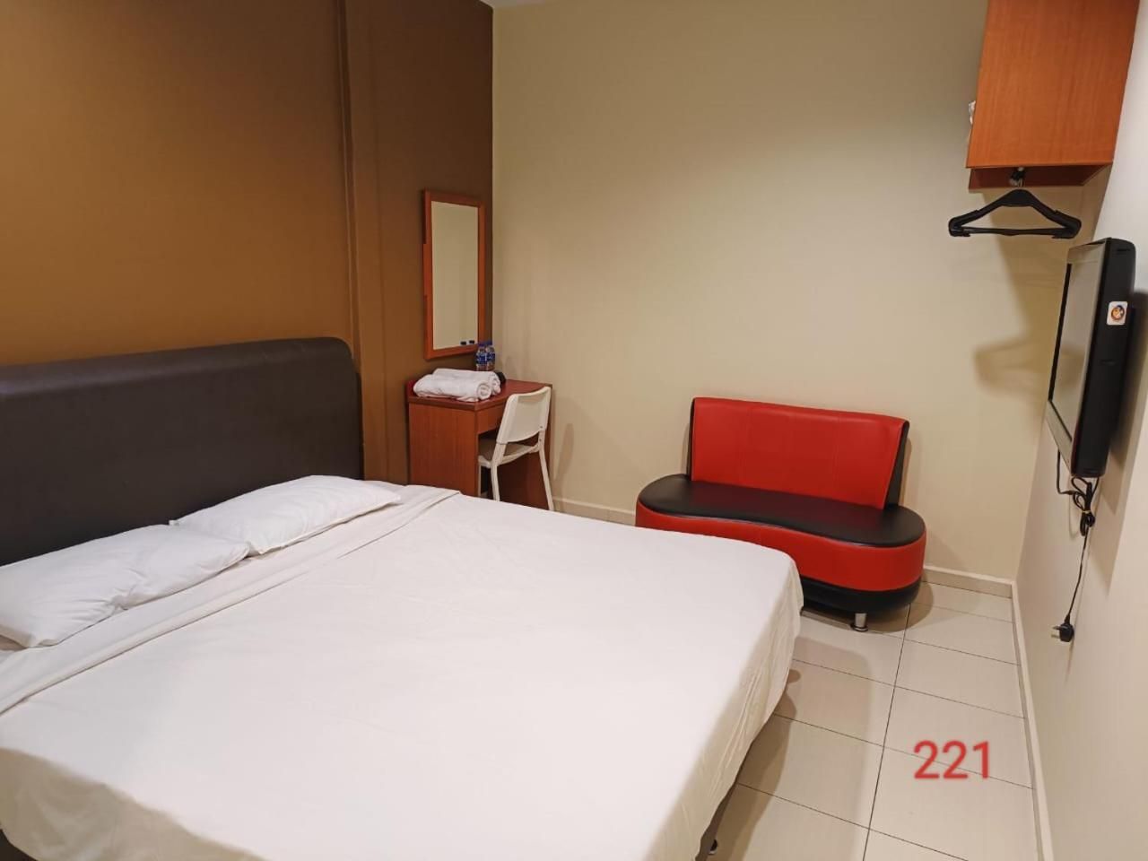 Doris Hotel Standard King Room 2