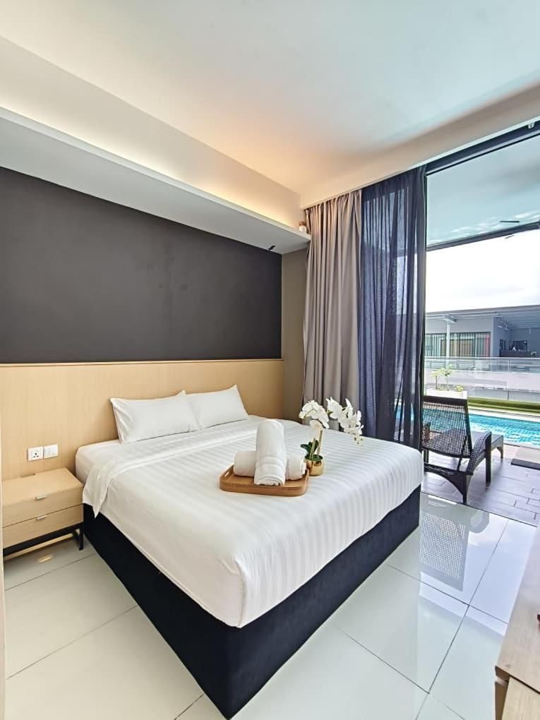 Queen Room with Pool View