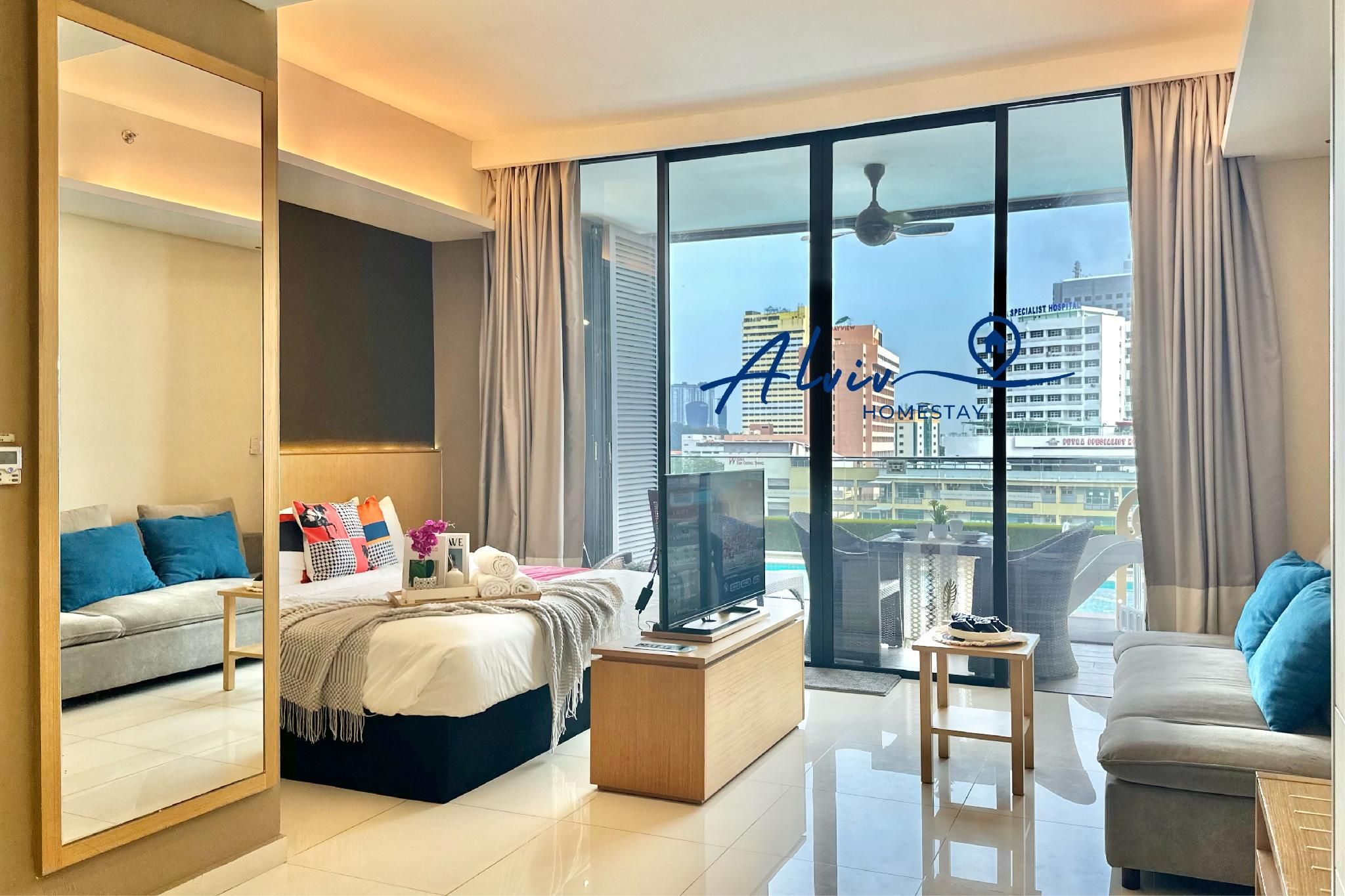 Poolside Room with King Bed - Accessible