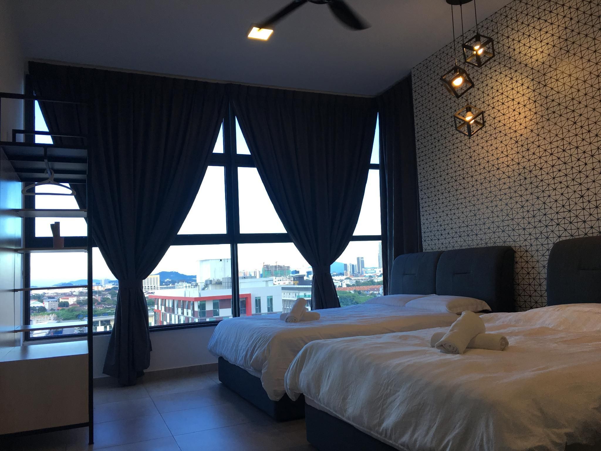 4 Queens 2 Bedroom Family Suite Non-Smoking