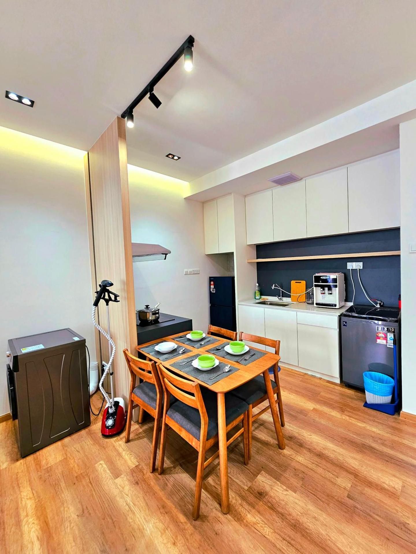 Modern Retreat Apartment (Dryer and Washing Machine)