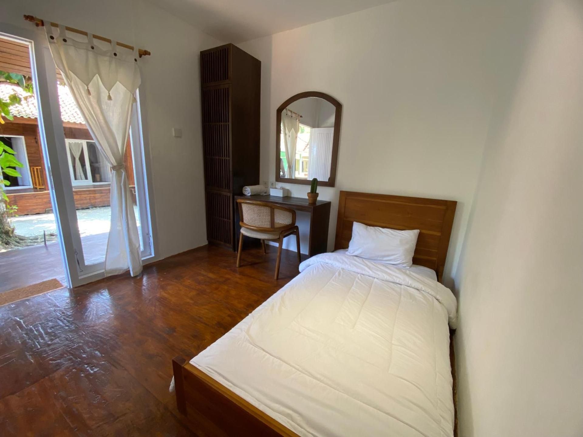Single Room with Shared Bathroom
