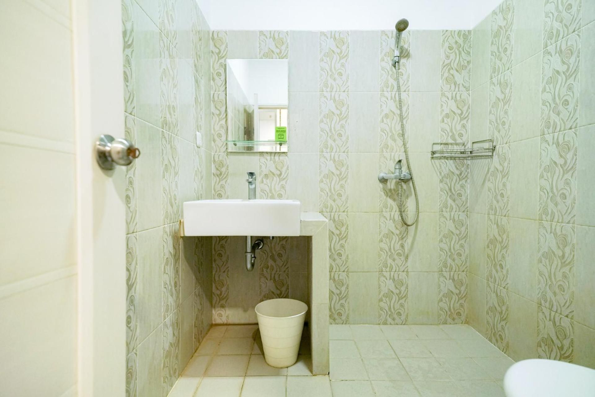 Urbanview Hotel Syariah Ratu Kuring Gisting by RedDoorz Deluxe Room 3