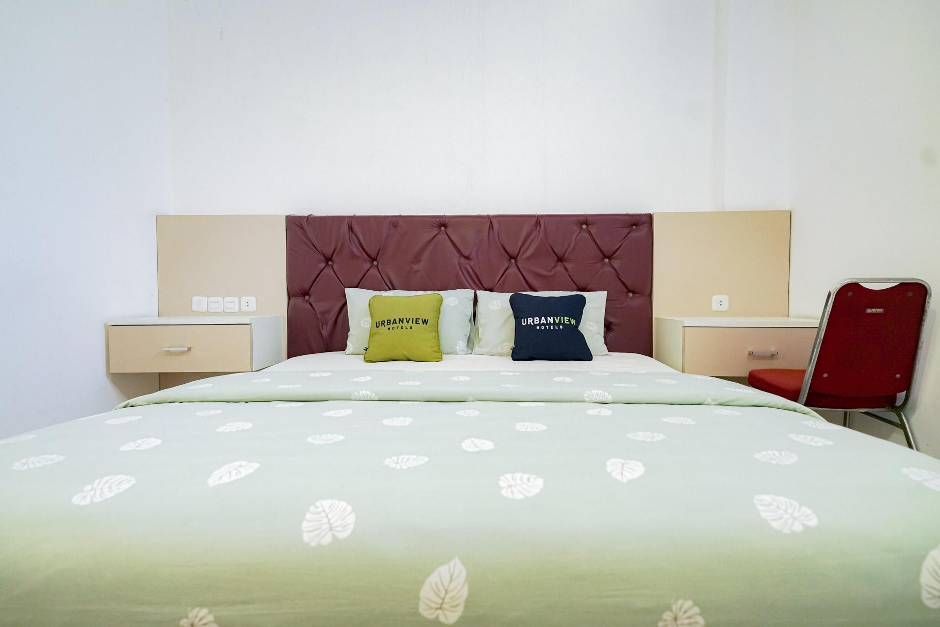 Urbanview Hotel Syariah Ratu Kuring Gisting by RedDoorz Deluxe Room 2