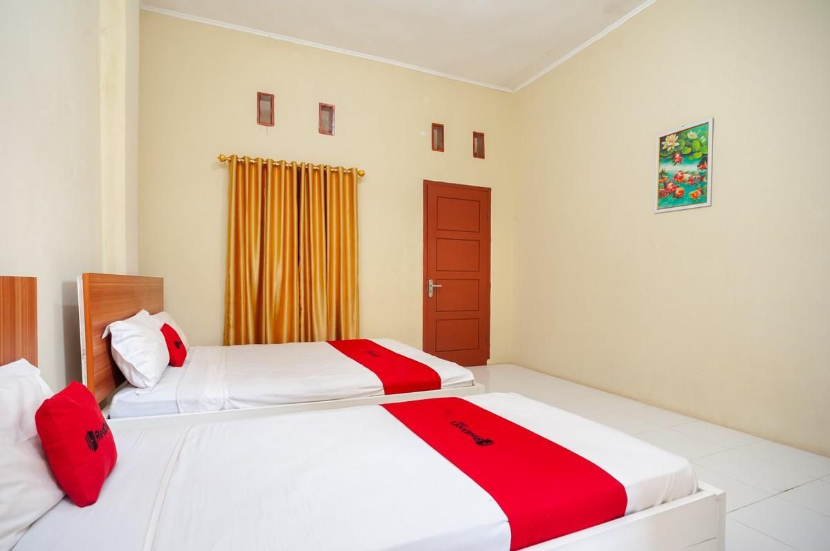 RedDoorz Twin Room