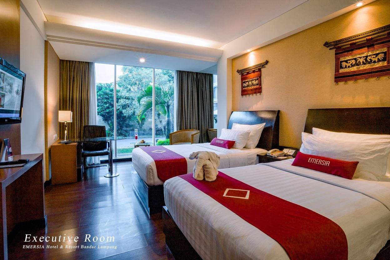 Executive Pool View Twin Room