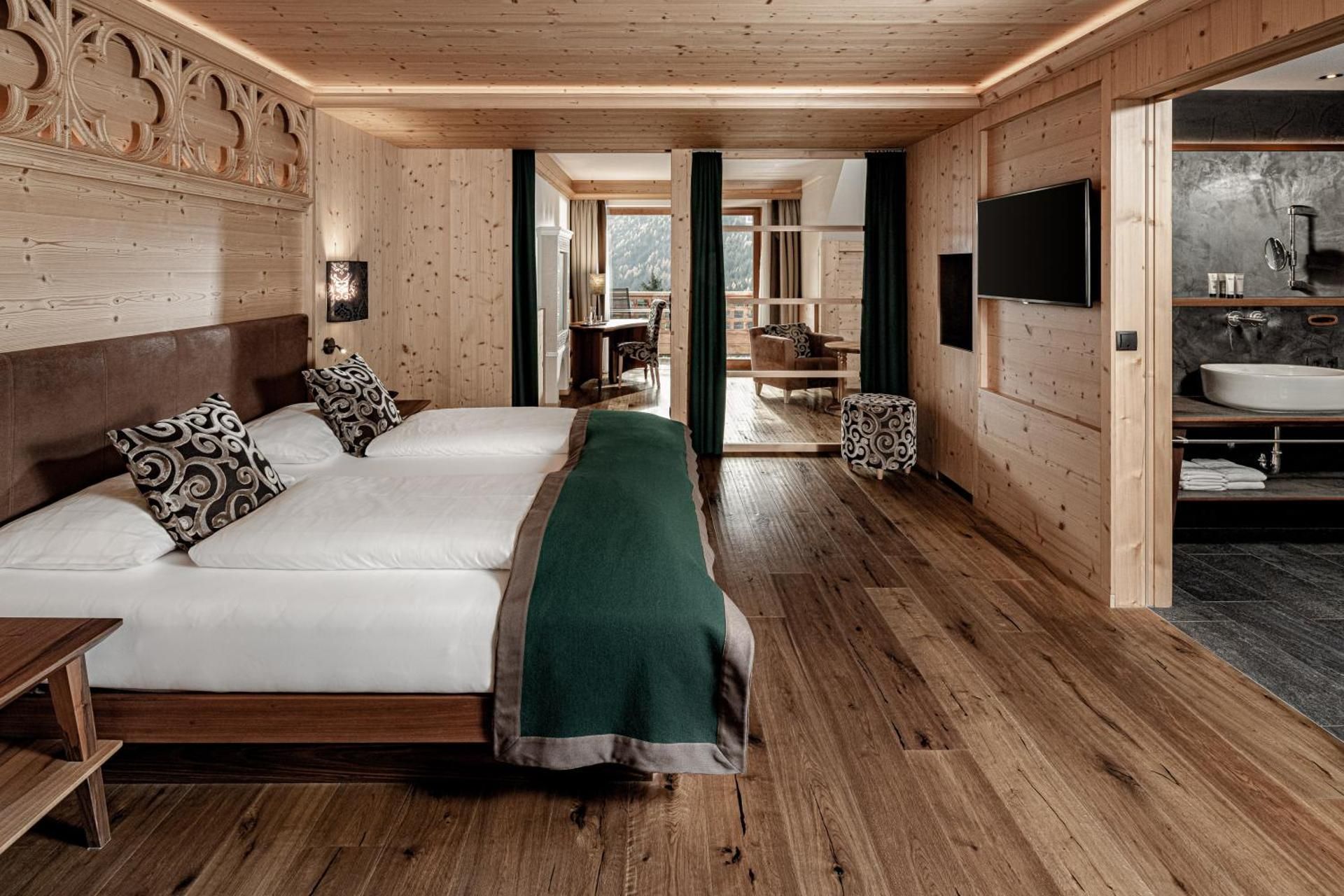 Deluxe Suite with Mountain View