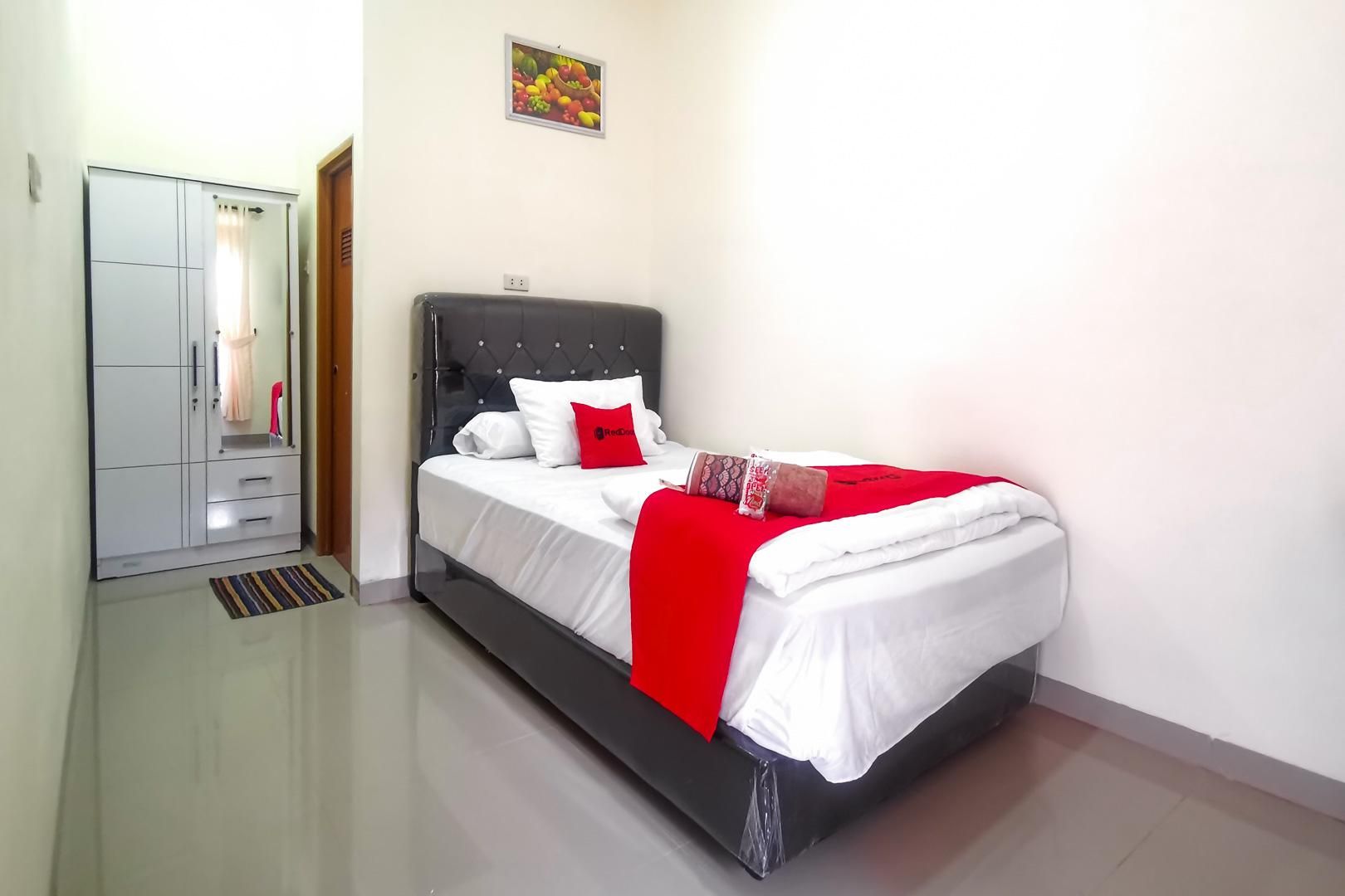 RedDoorz Single Room