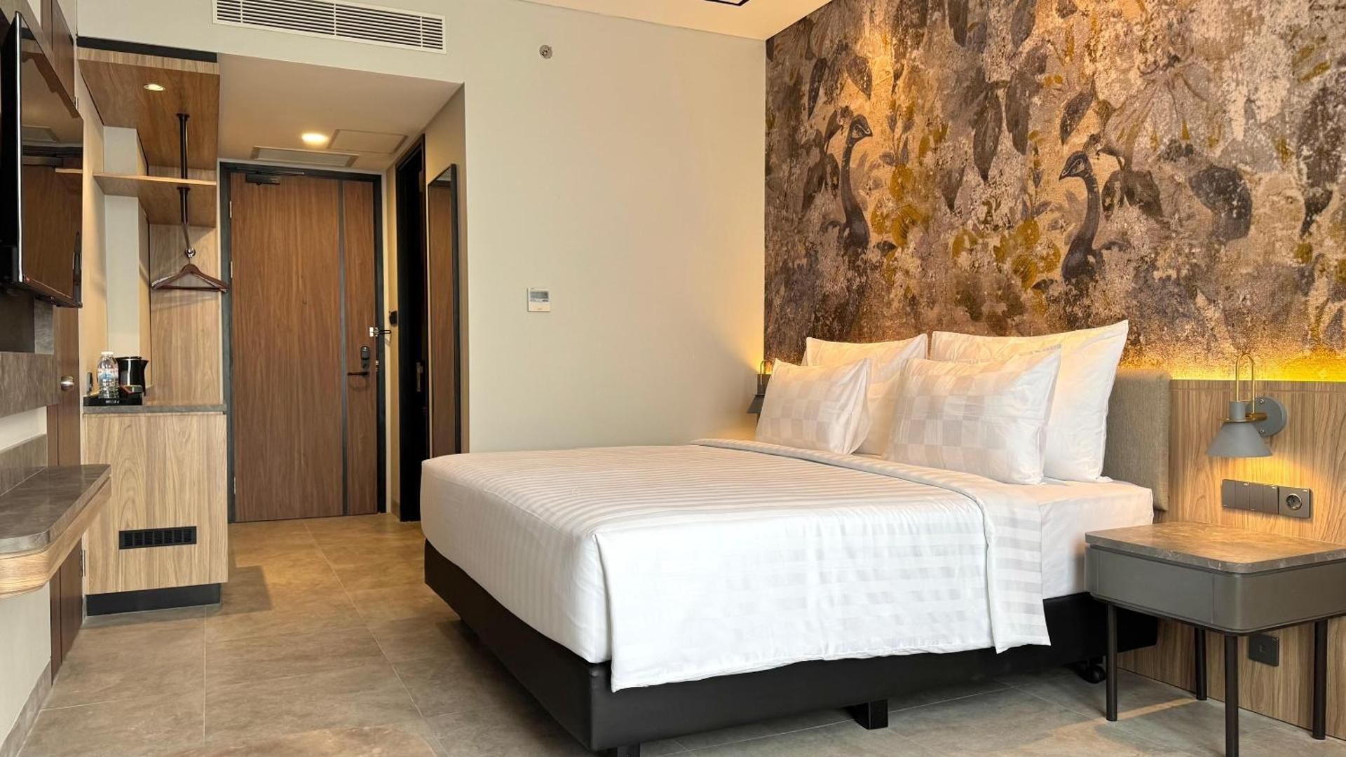 Deluxe King Room with Balcony