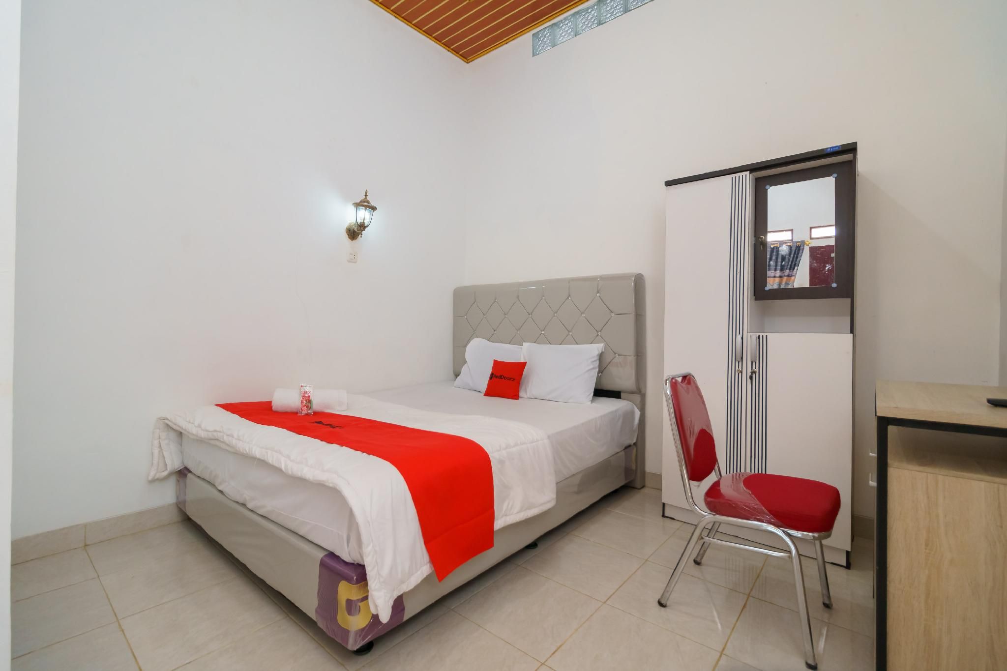 RedDoorz Room