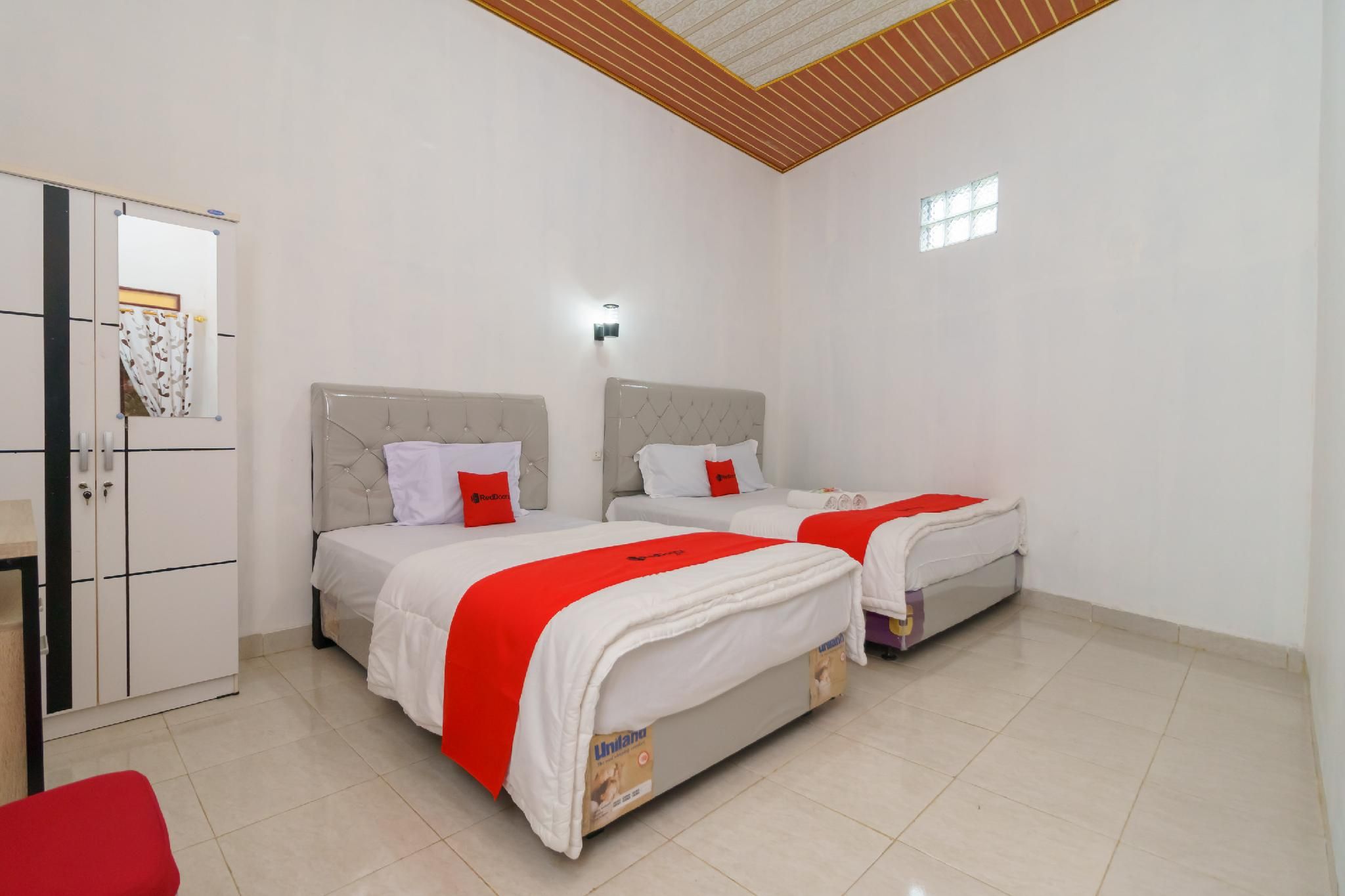 RedDoorz Family Room