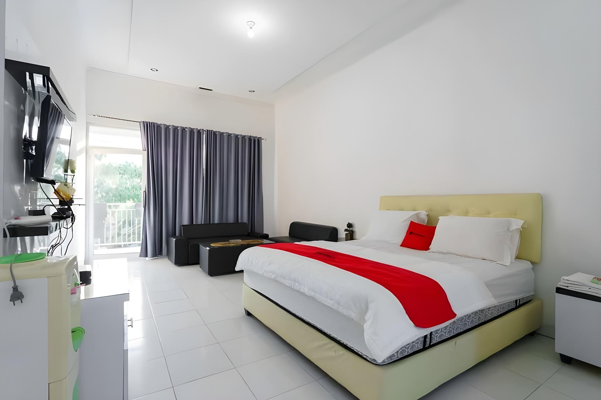 RedDoorz Plus @ Puncak Mas Cottage Lampung Deluxe Room 2