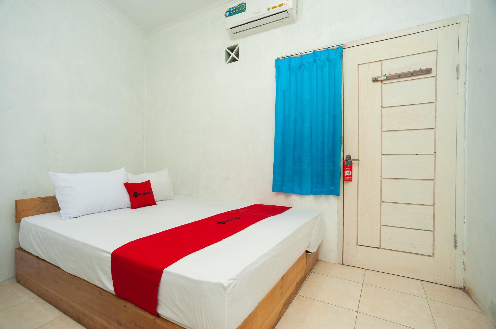 RedDoorz Room