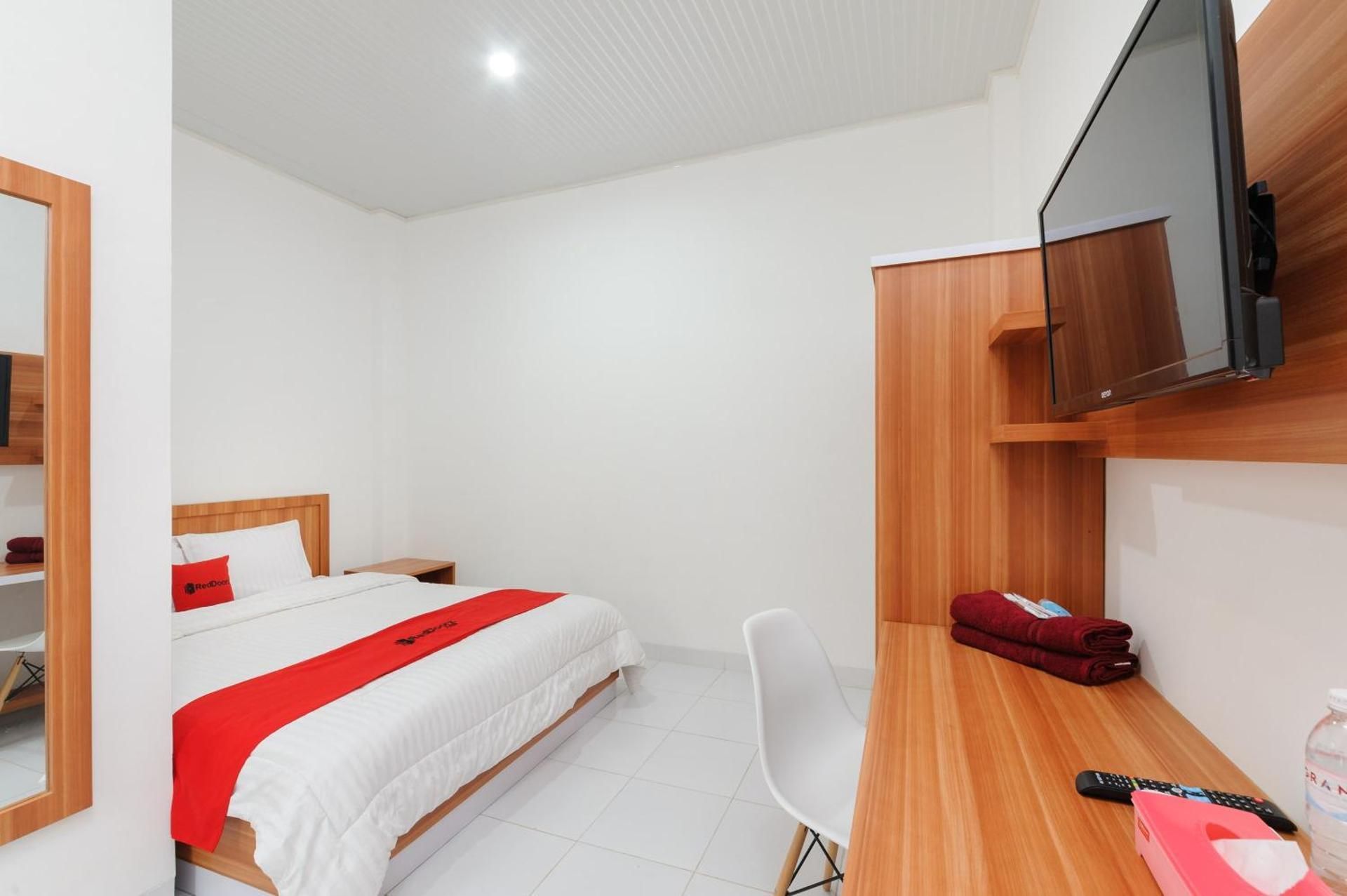 RedDoorz Plus Syariah near Mall Boemi Kedaton Lampung Deluxe Room
