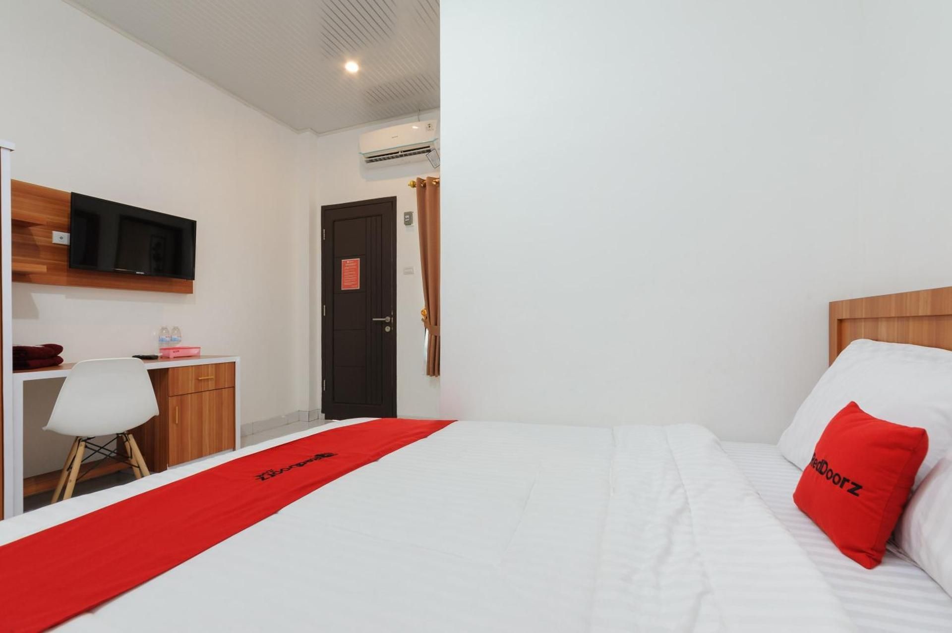 RedDoorz Plus Syariah near Mall Boemi Kedaton Lampung Deluxe Room 3