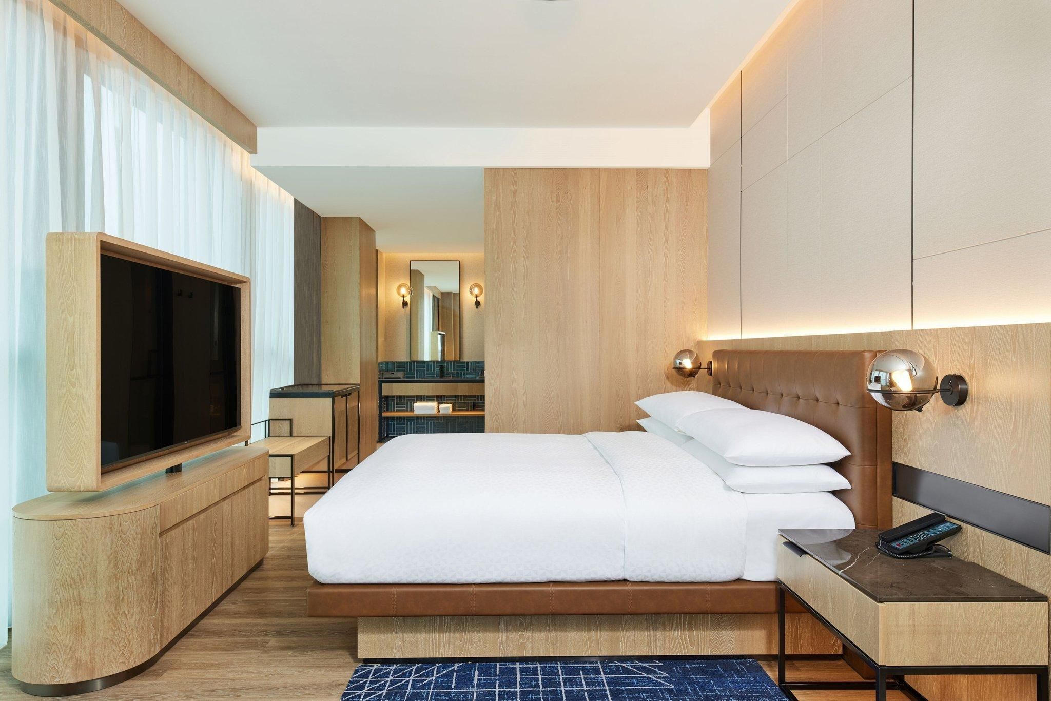 family room, Family room, 1 King or 1 Double, City view, Corner room