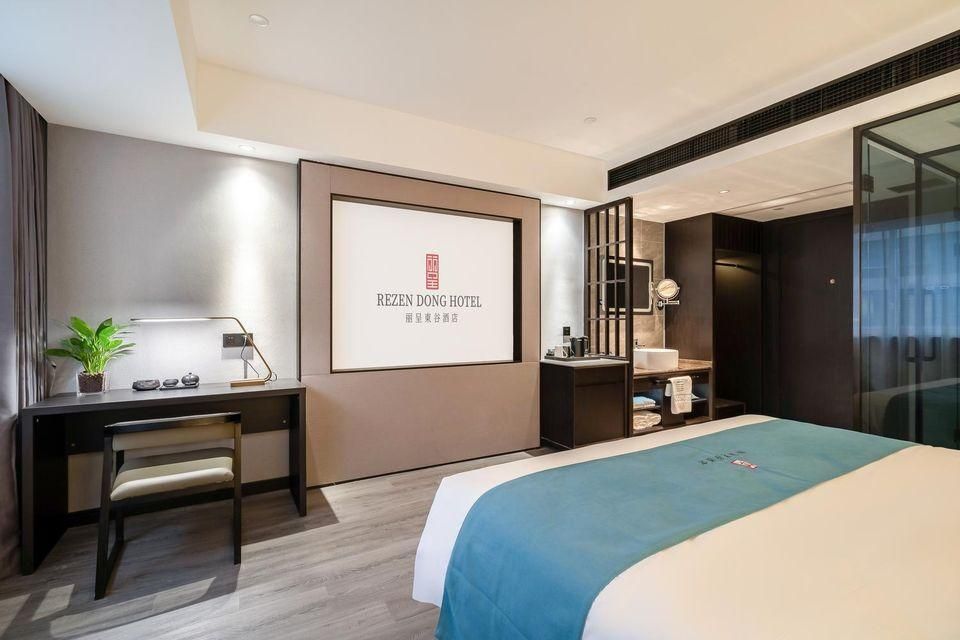 Rezen - DONG Guestroom, Chess