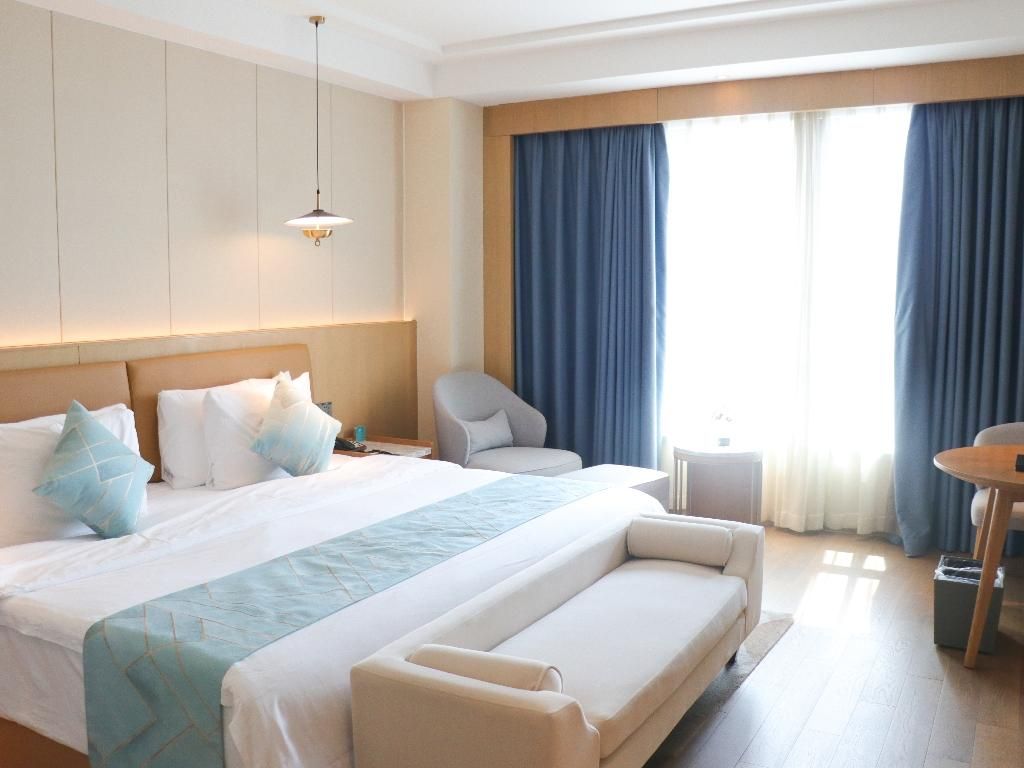 Deluxe King Room with View