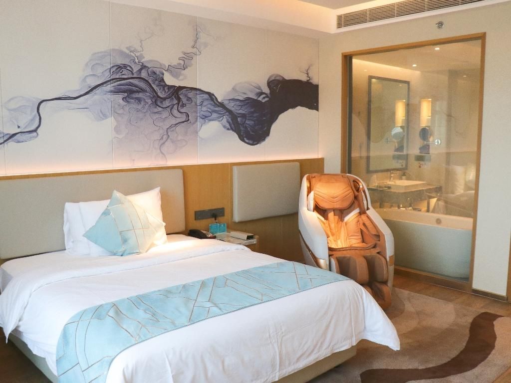 1 Bed Room with Massage Chair