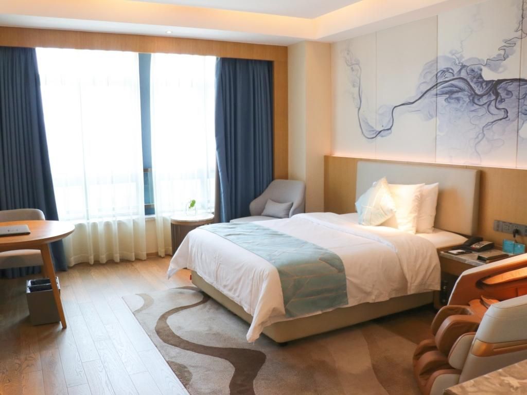 1 Bed Room with Massage Chair