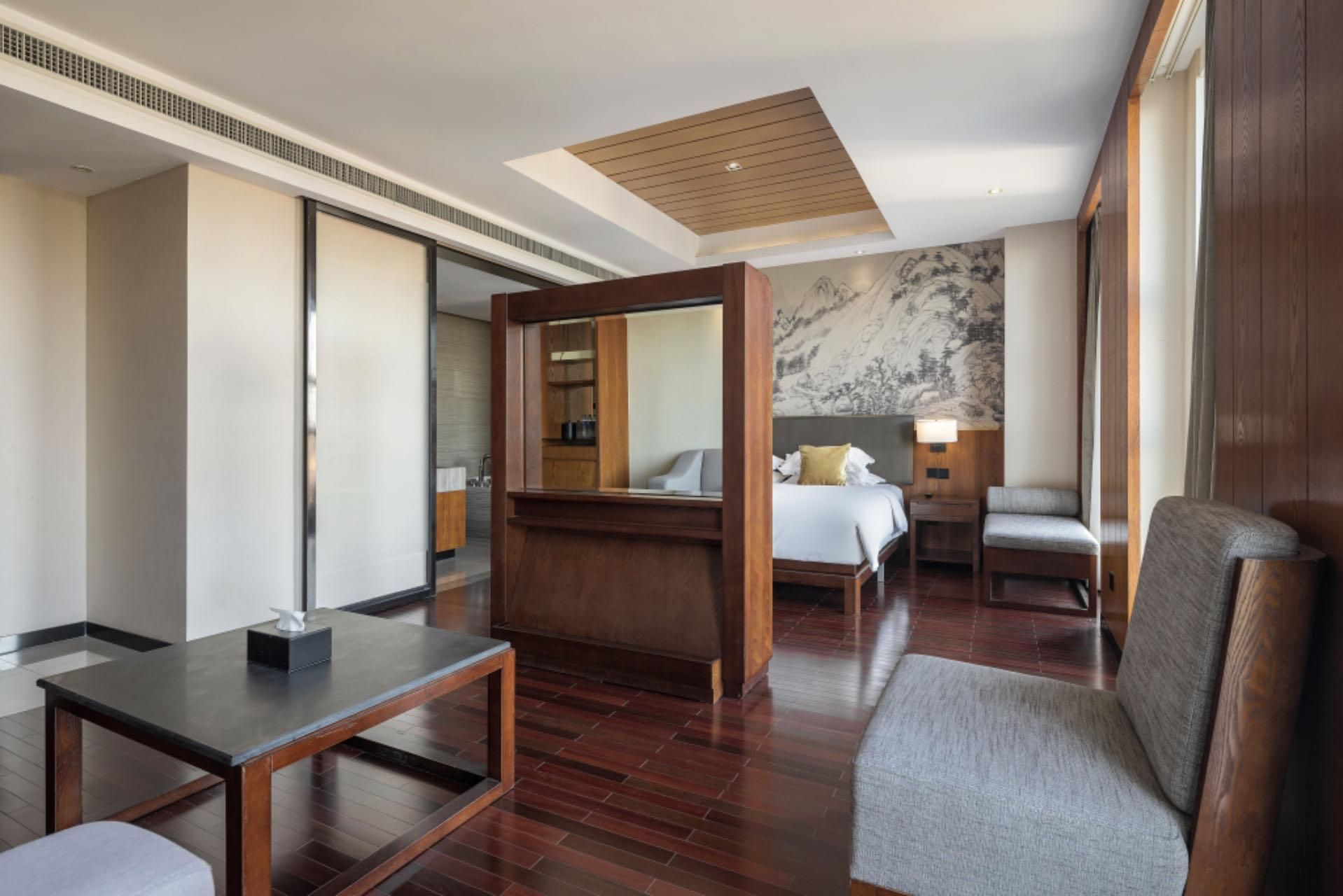 Business Queen Room