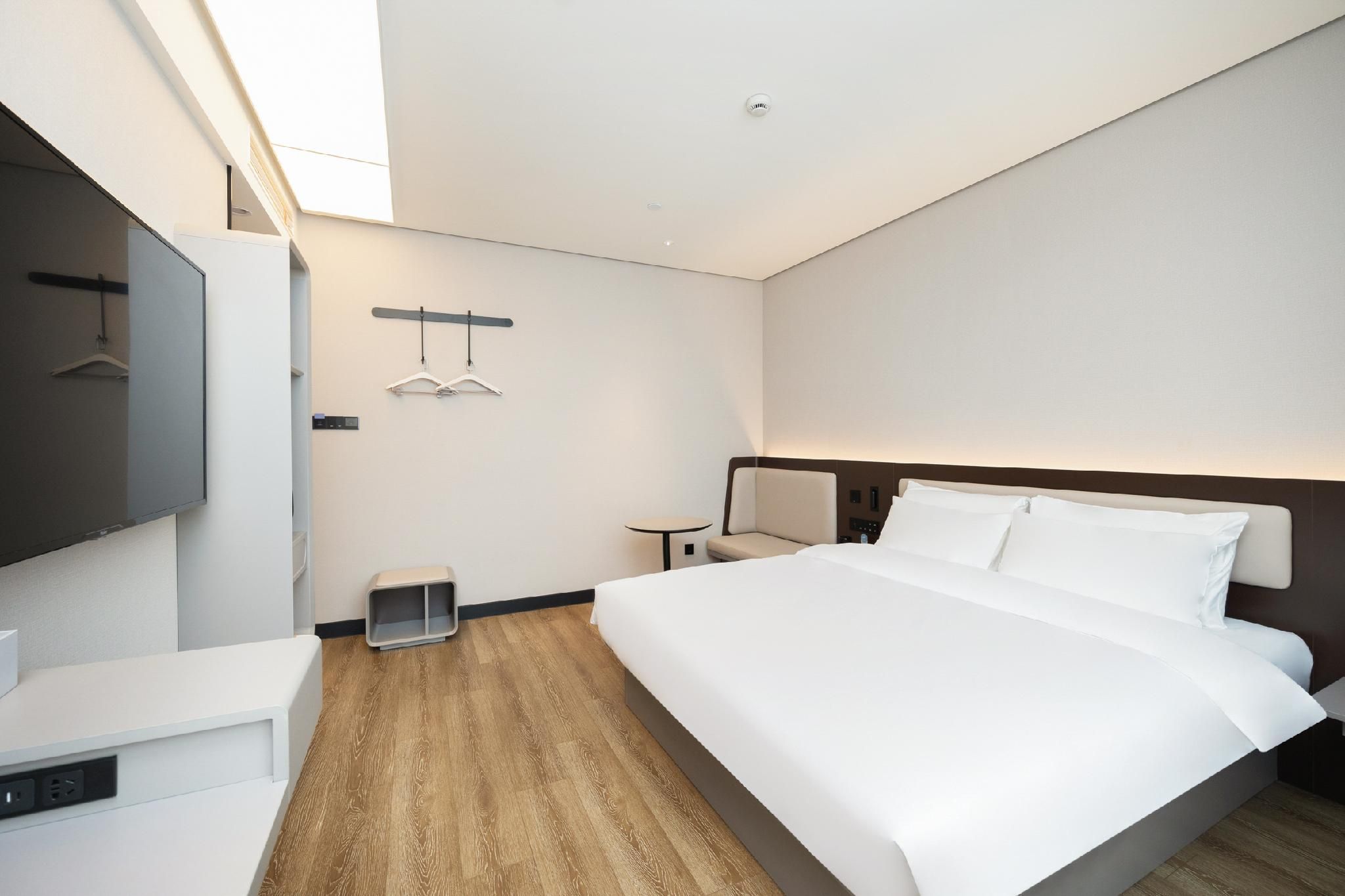 Huazhu - Room With Bed