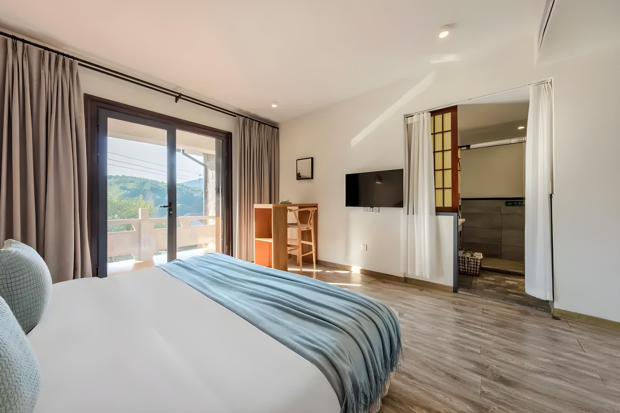 Queen Room with Air Conditioning