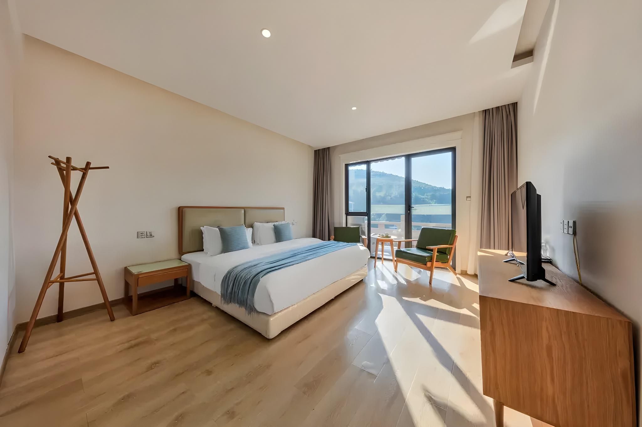 Queen Room with View