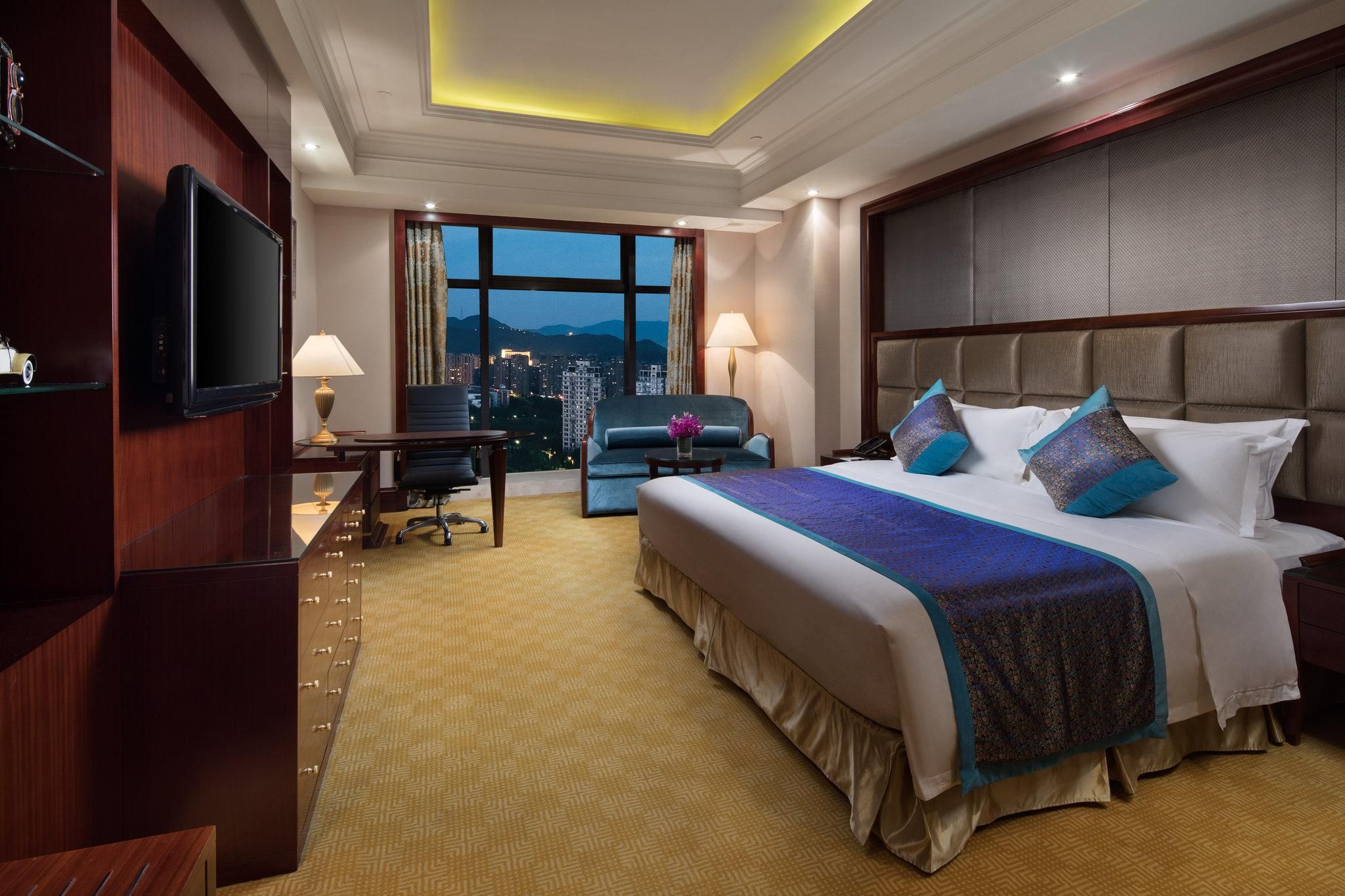 1 King bed Premium Lounge Access
