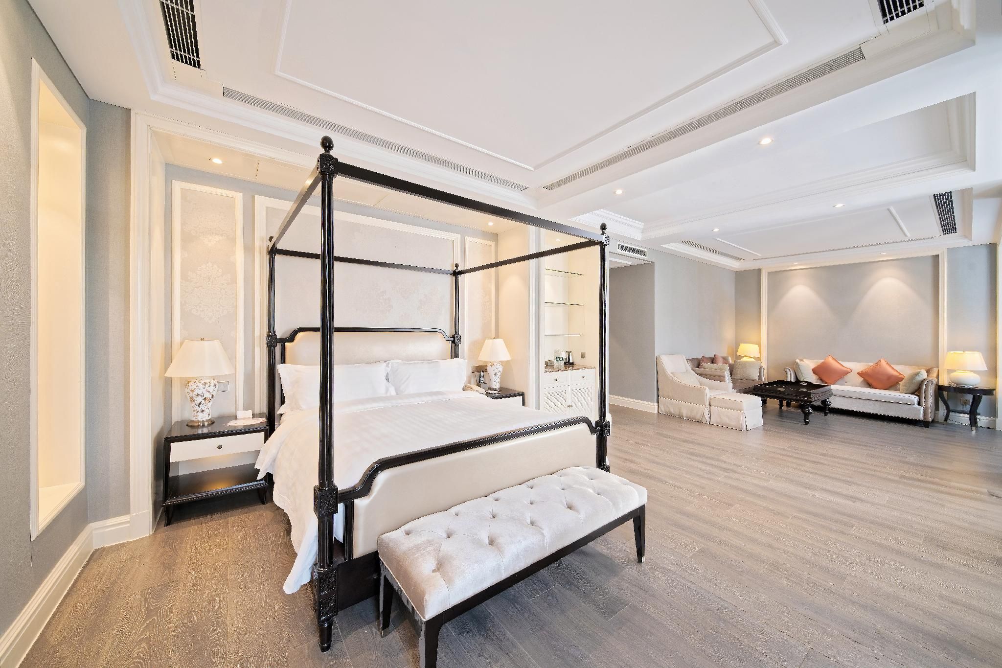 Deluxe Queen Suite