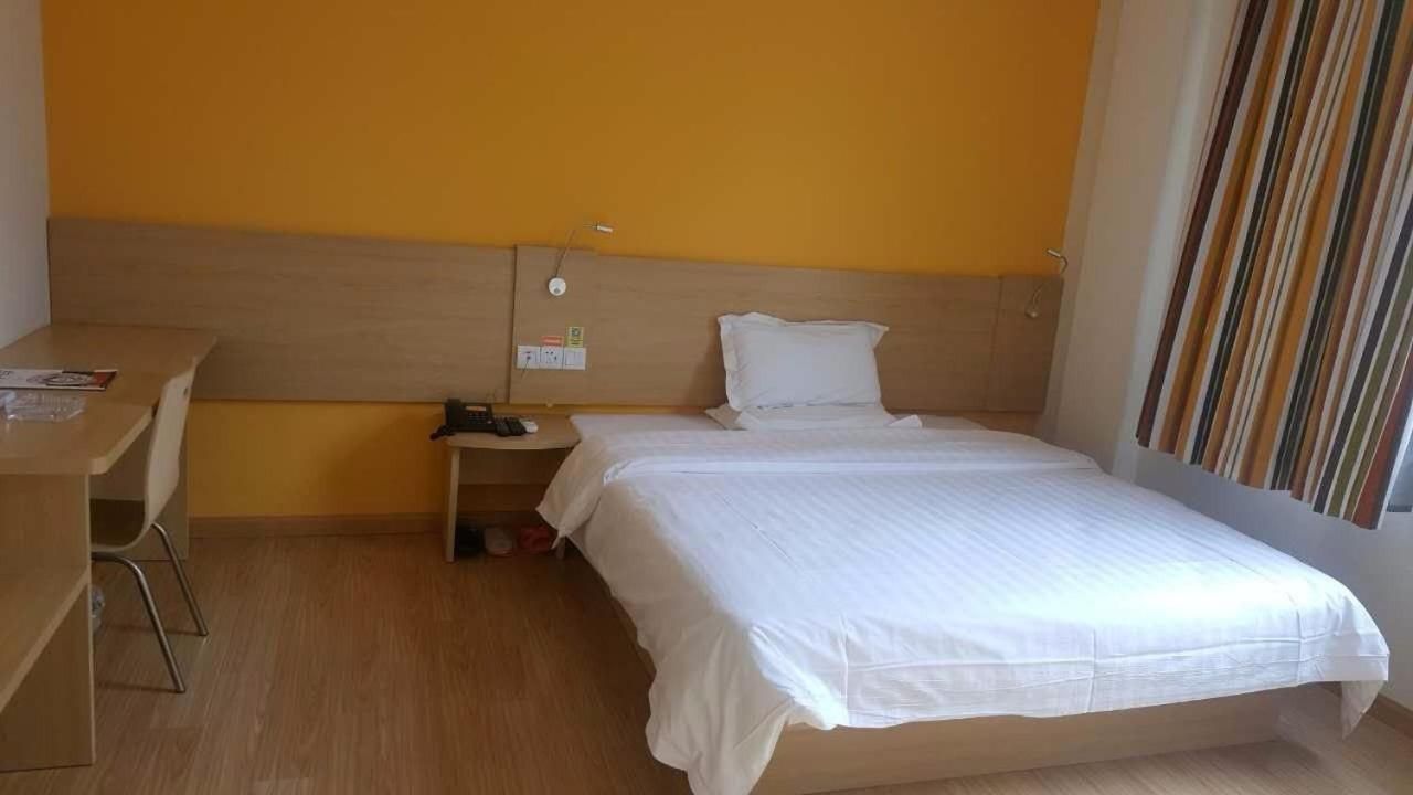 Business Queen Room