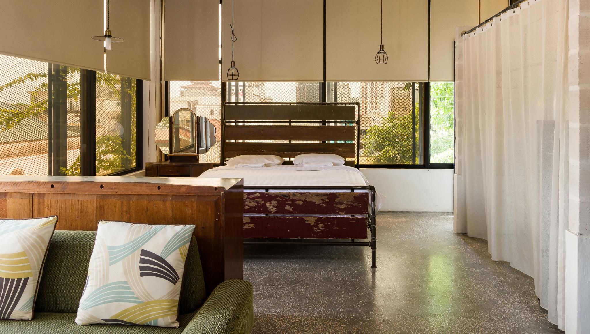 Club King Bed