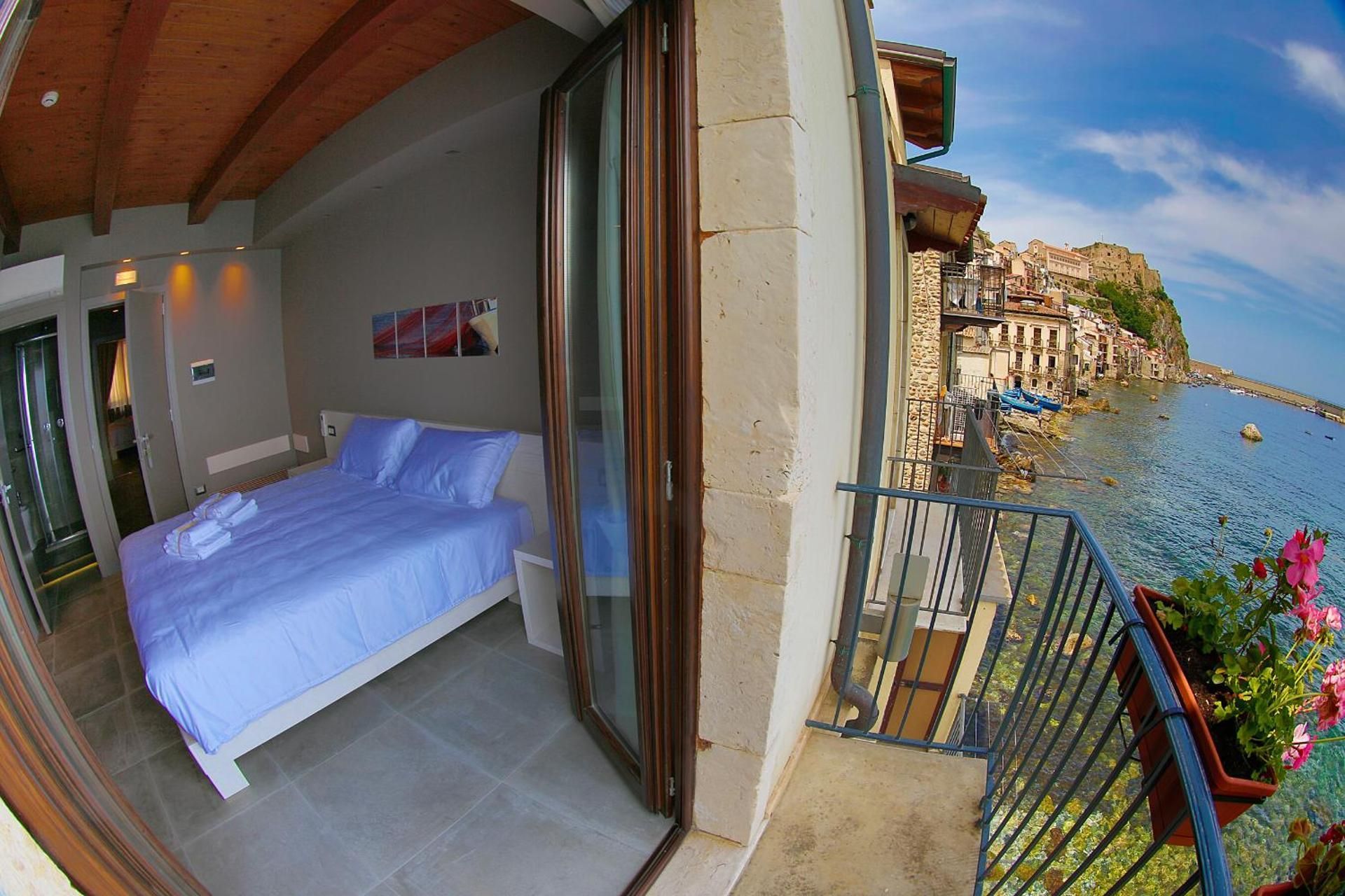 Deluxe Room with Balcony and Sea View