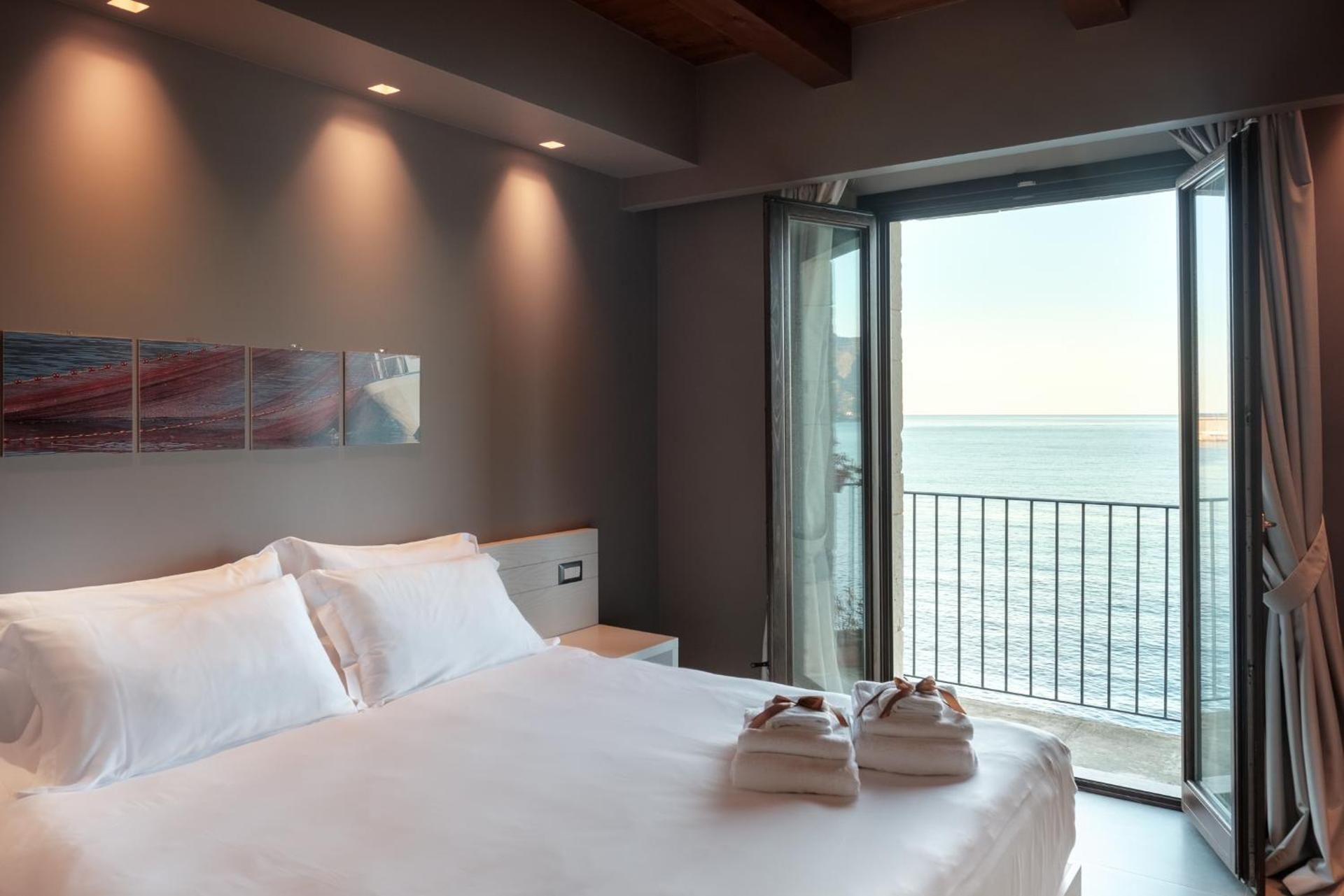 Deluxe Room with Balcony and Sea View