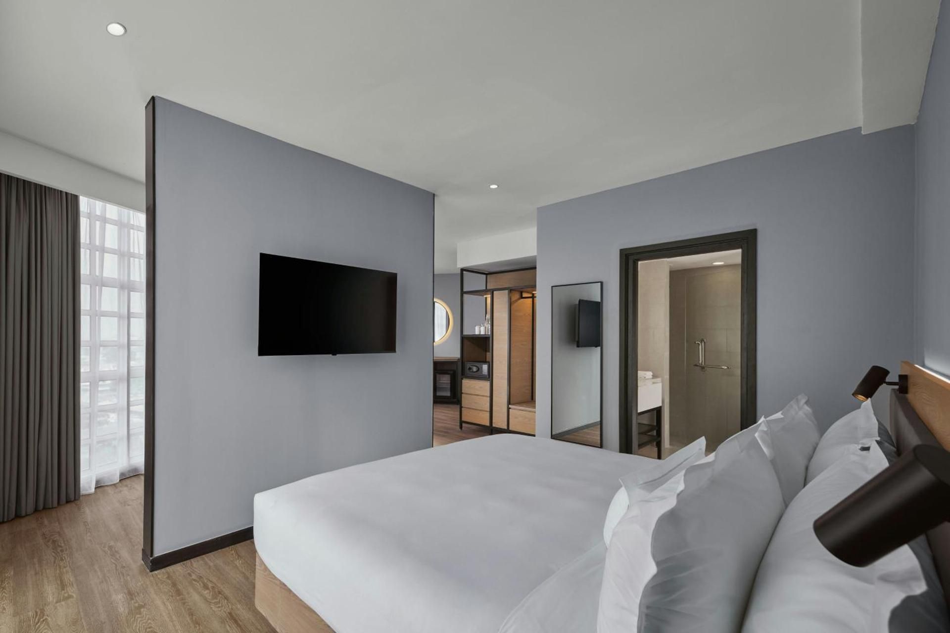 Executive Suite with King and Sofa Bed