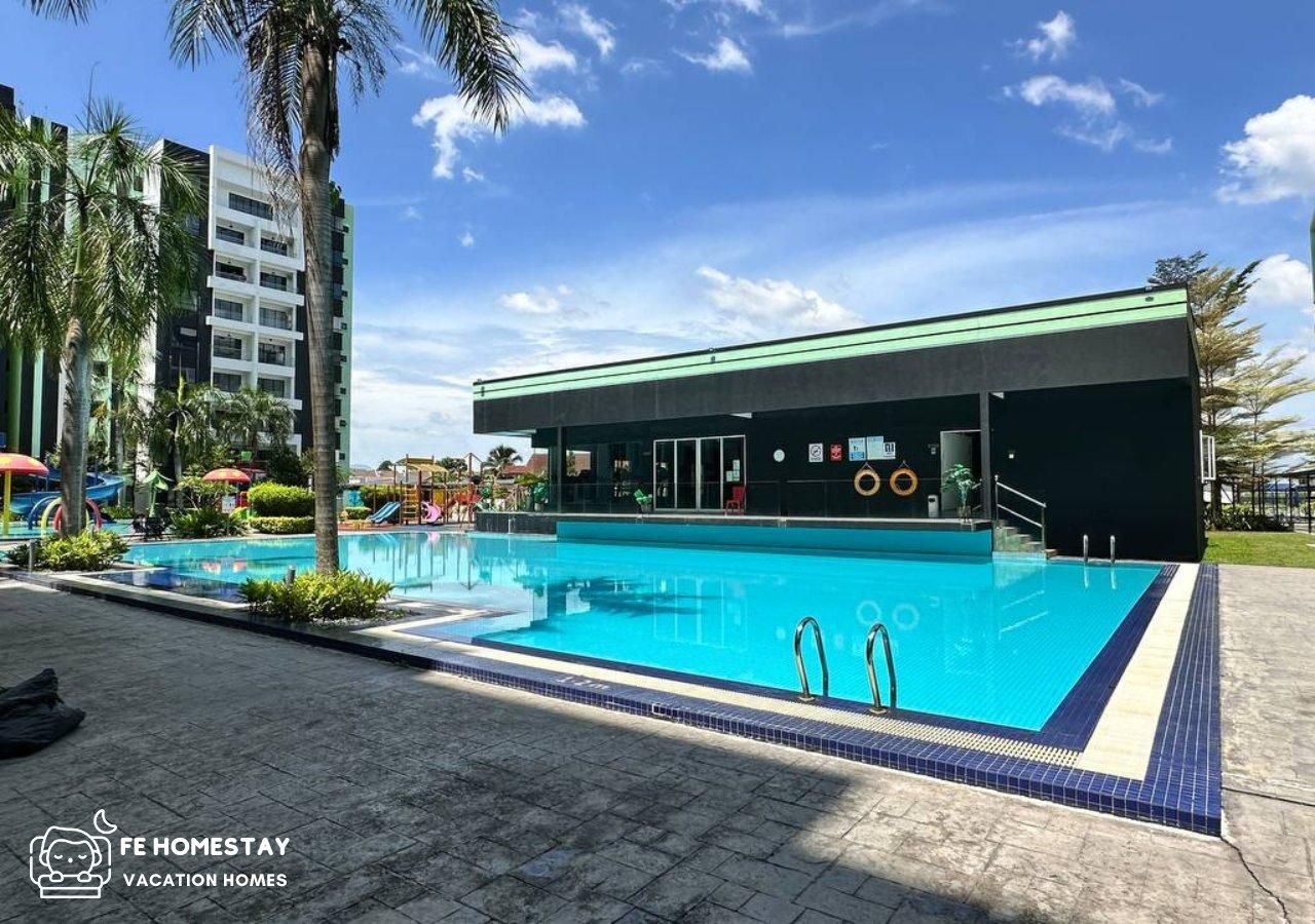 swimming pool [outdoor]