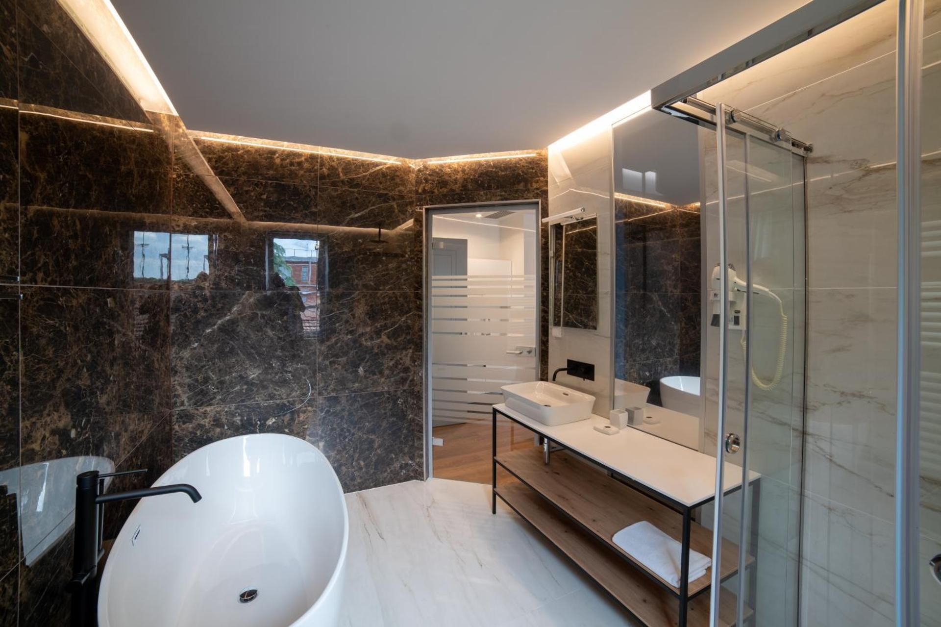 Deluxe King Suite