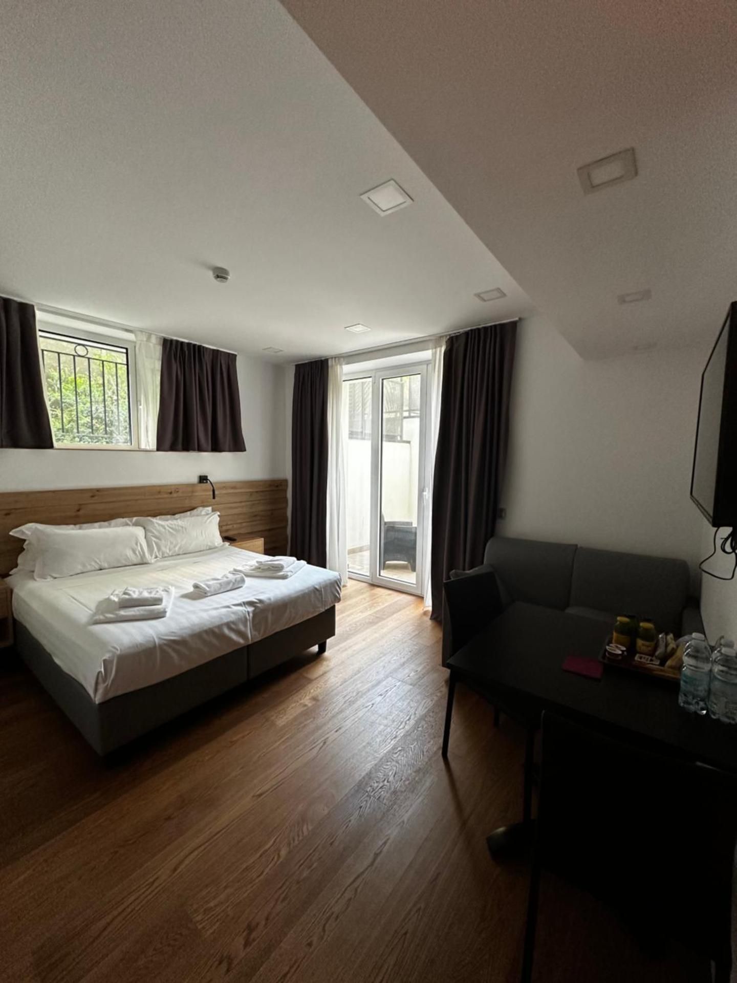 King Studio with Sofa Bed
