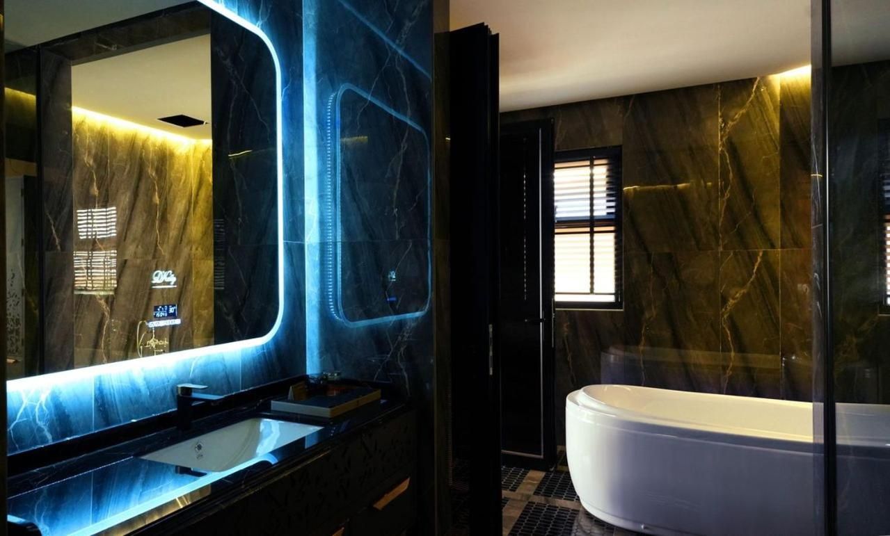 Premier King with Bathtub