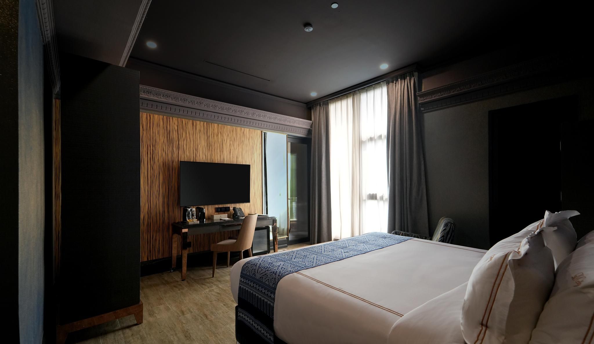 Premier King with Balcony