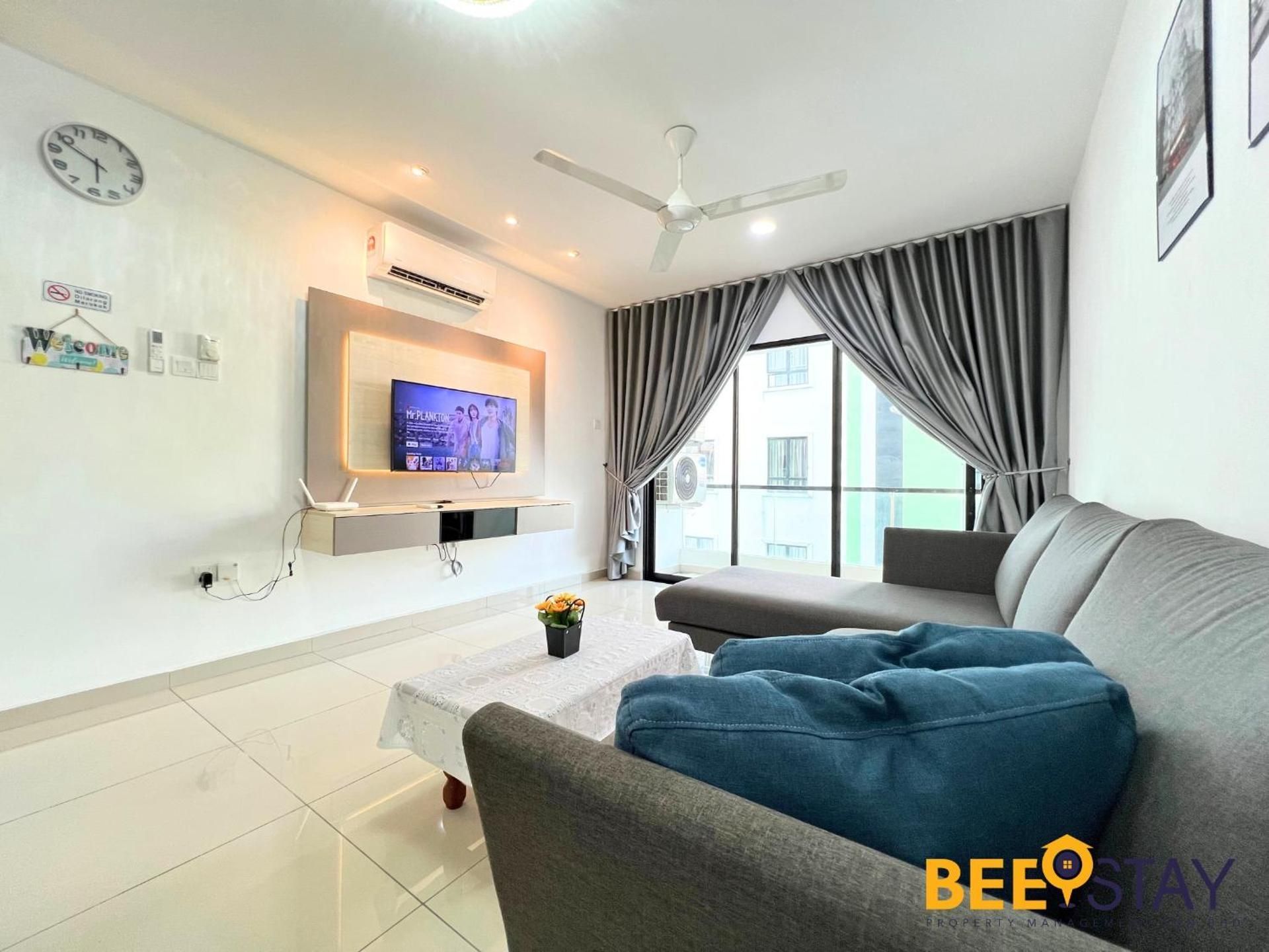 Four-Bedroom Apartment with Pool View