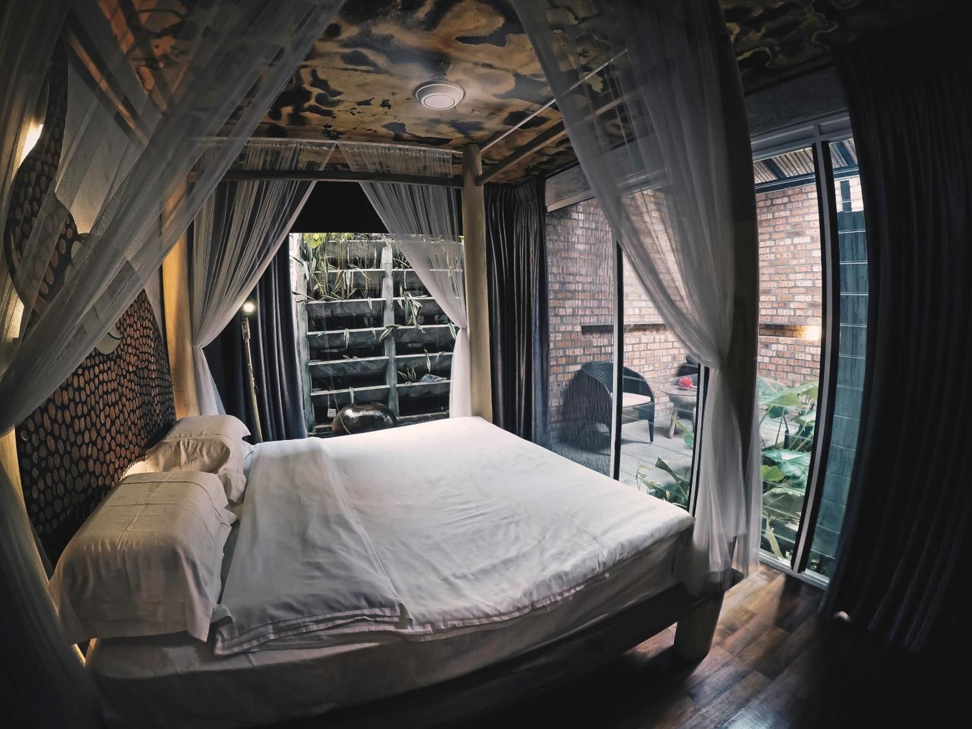 Deluxe King Suite