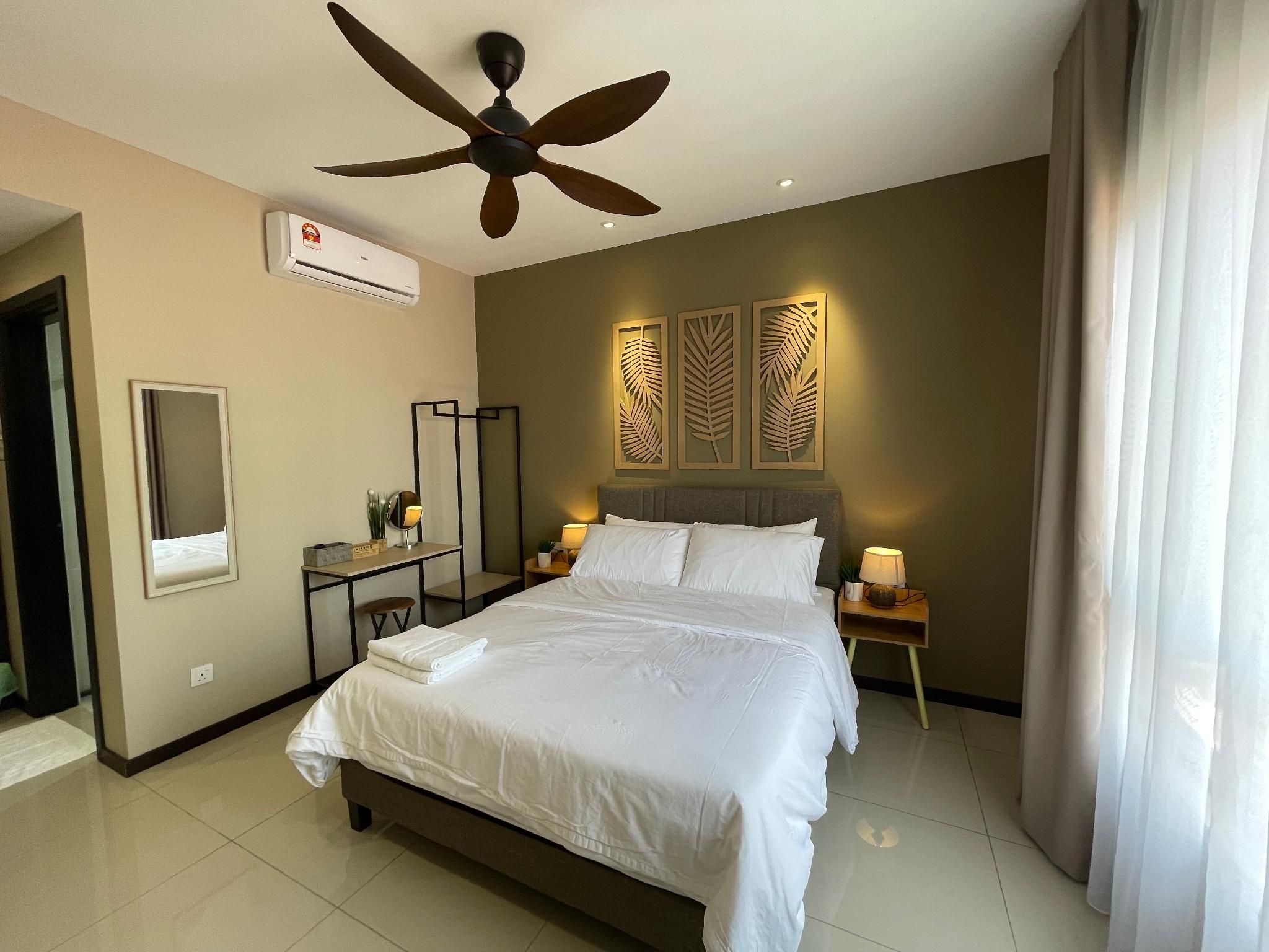 Deluxe Pool View Room with Queen Bed