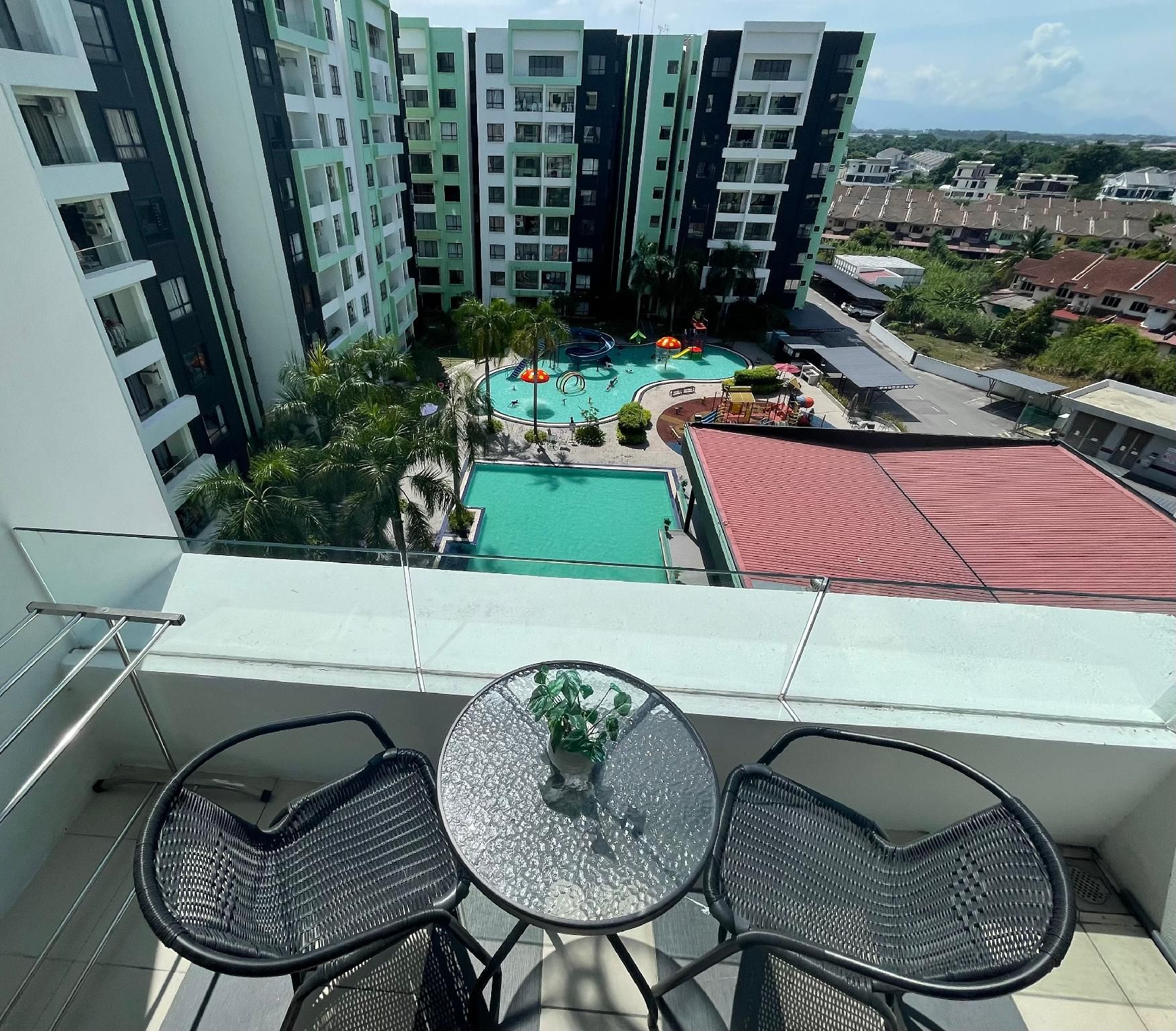 Deluxe Pool View Room with Queen Bed
