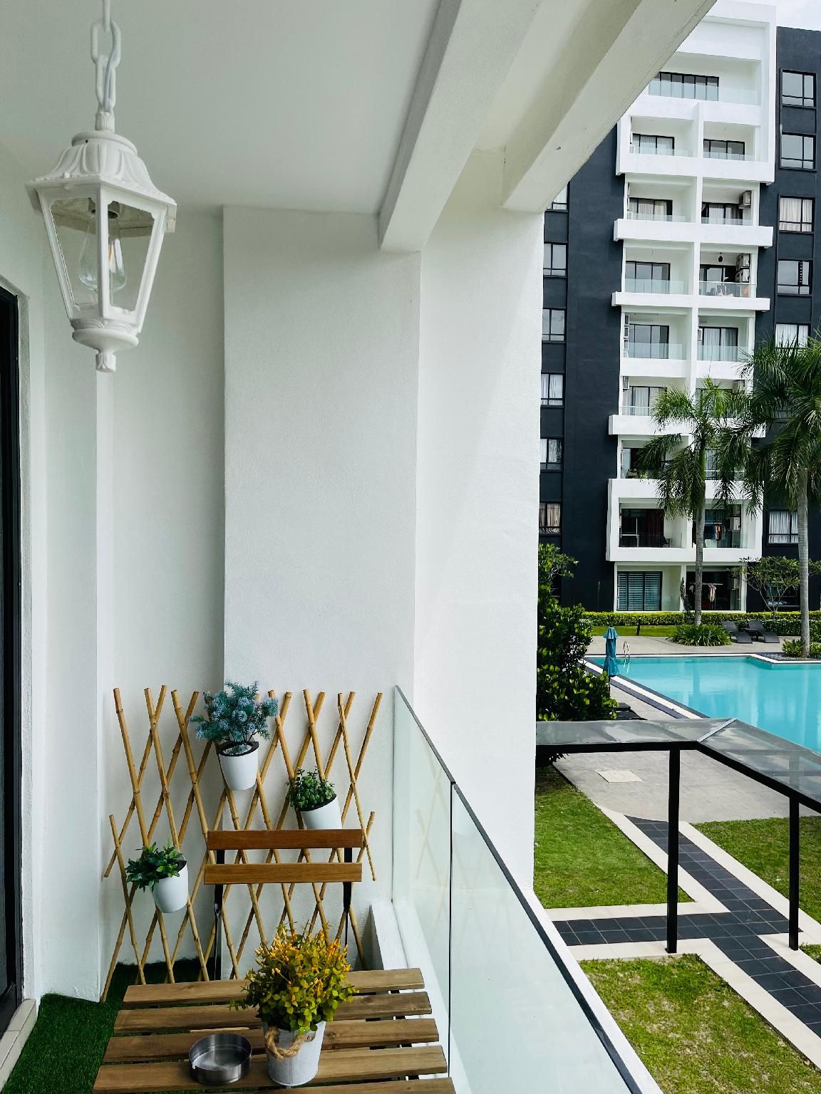 Superior Pool View King Room