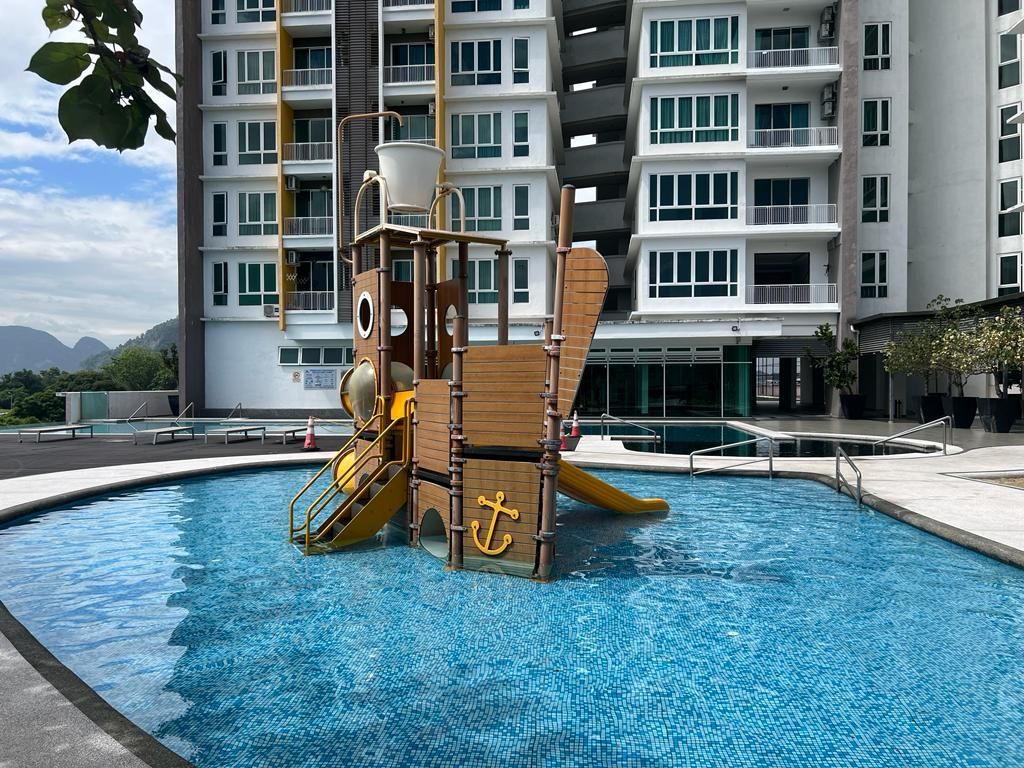 swimming pool [outdoor]