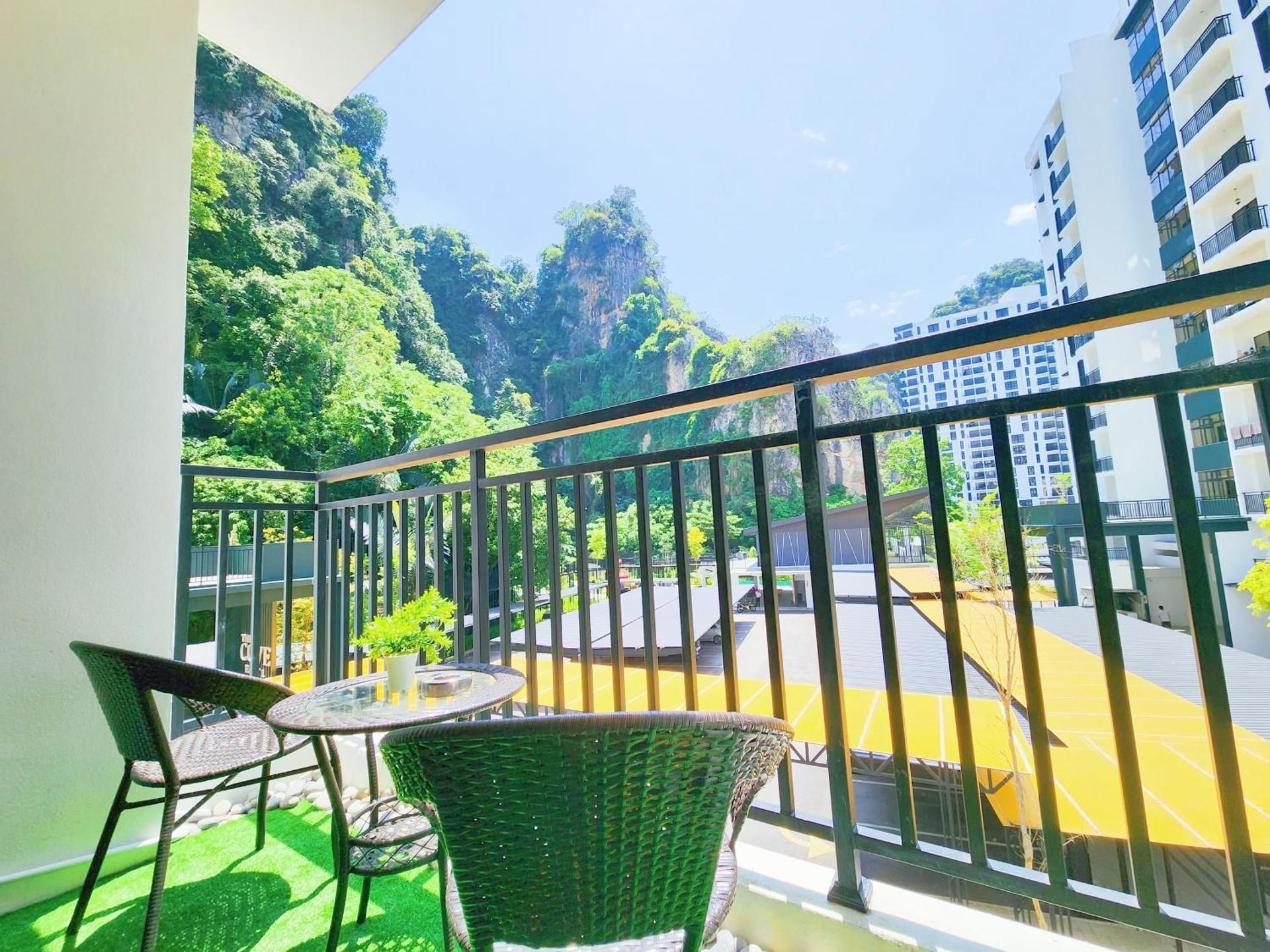 Apartment with Mountain View
